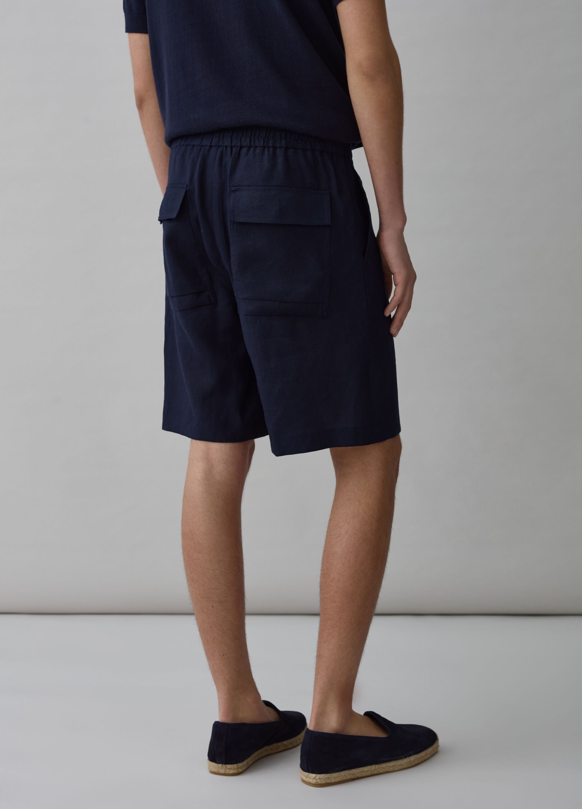 Contemporary Bermuda shorts in linen
