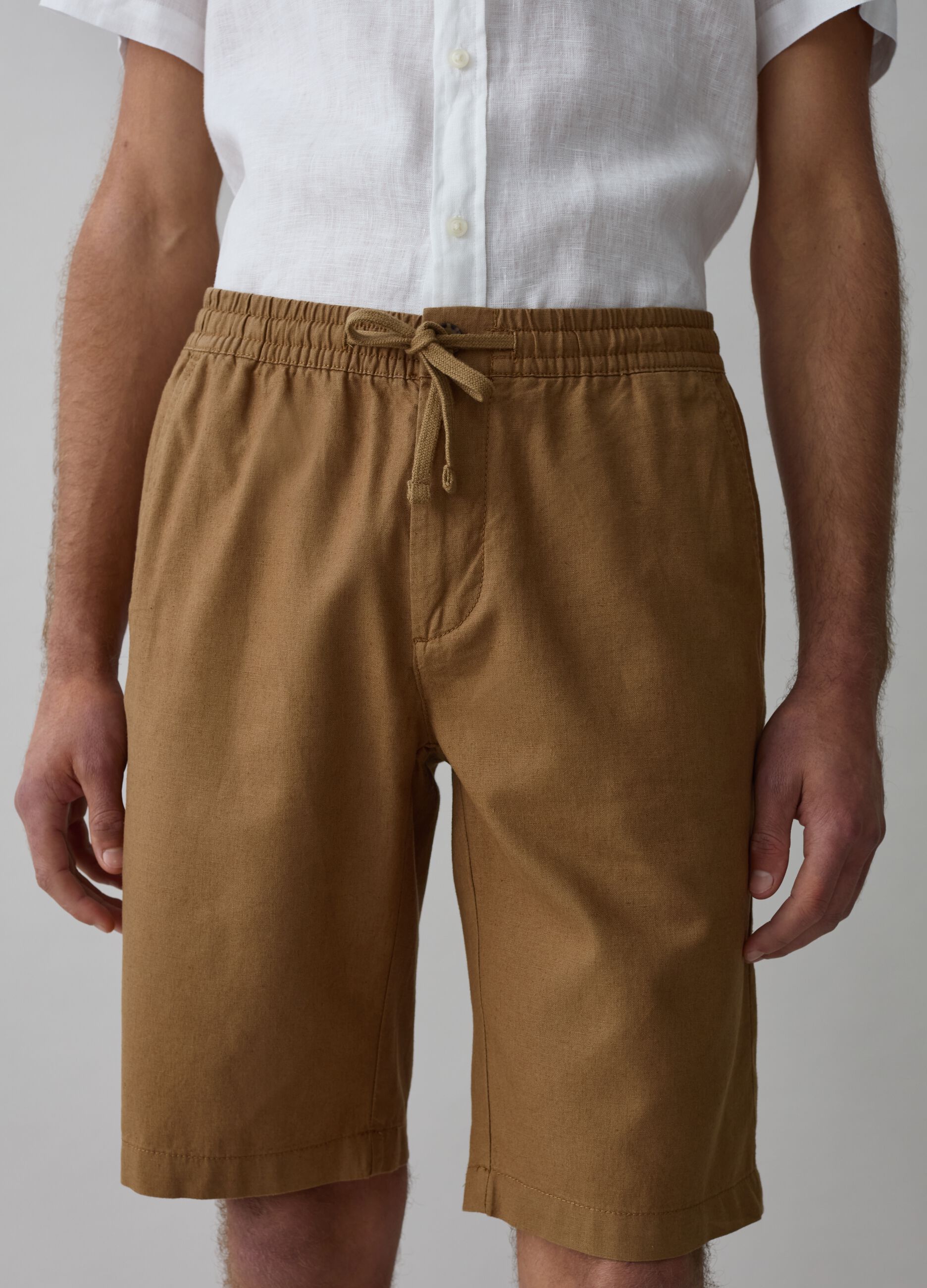 Chinos cortos de lino y algodón con cordón_1
