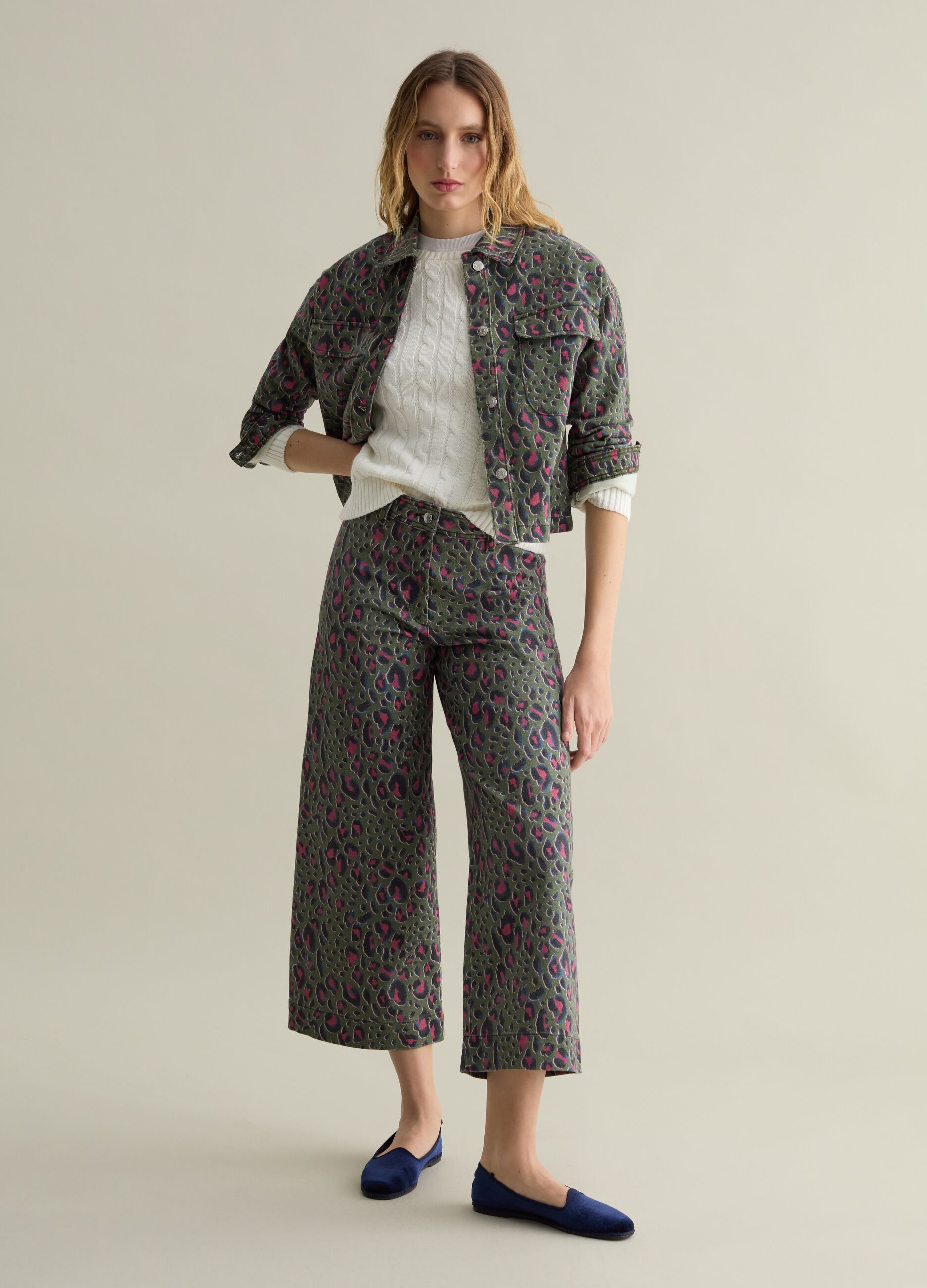 Wide-leg trousers with animal print pattern