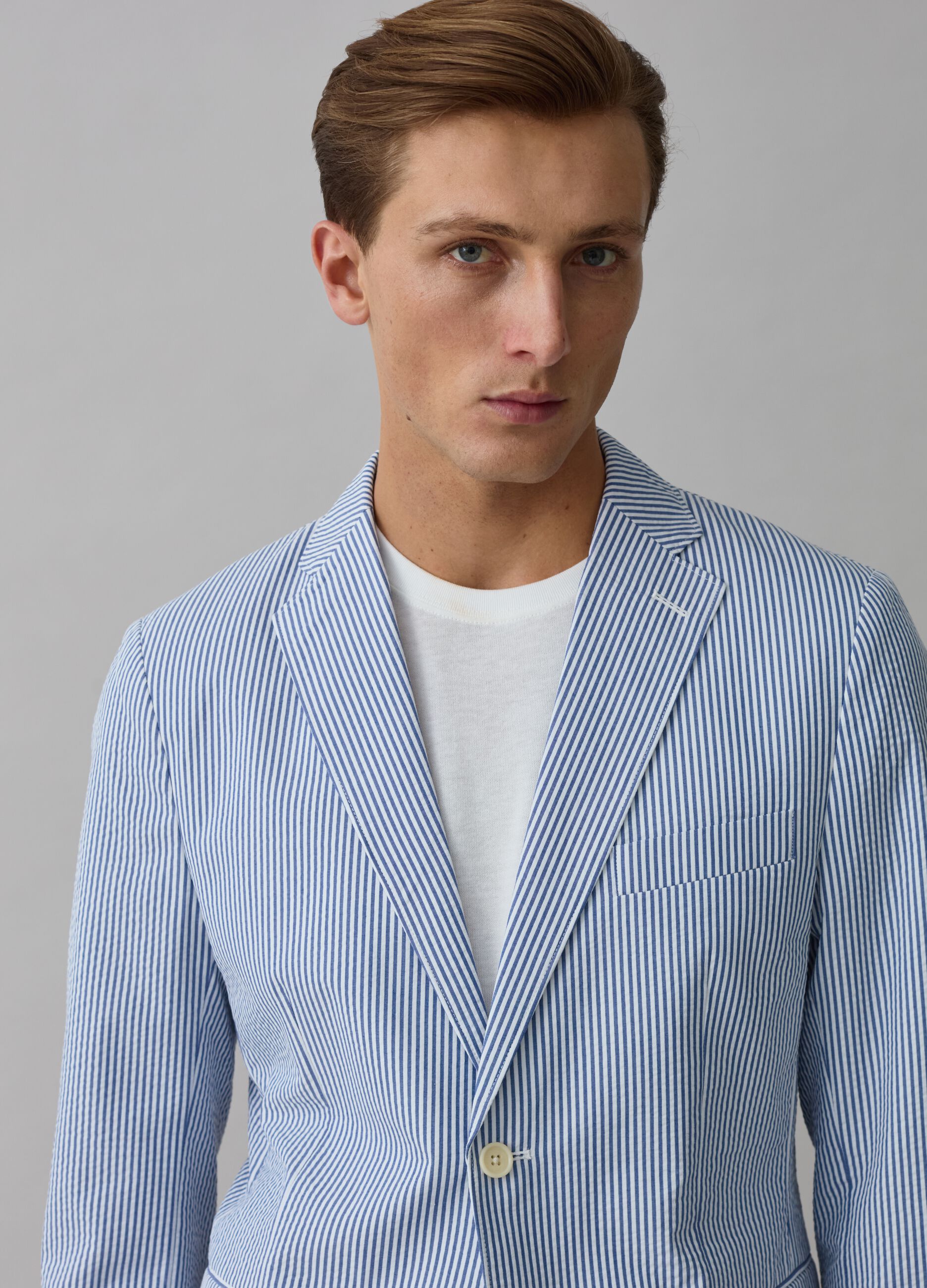 Contemporary single-breasted blazer with thin stripes_2