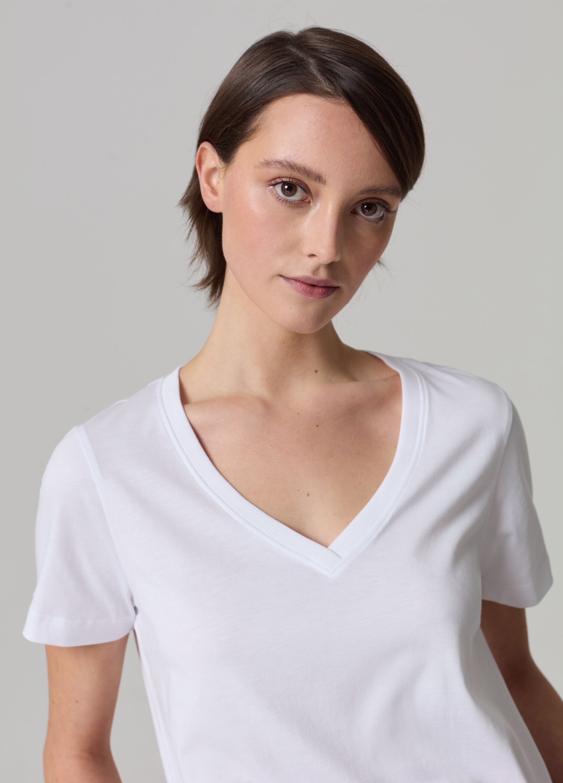 Camiseta de algodón con cuello de pico_0
