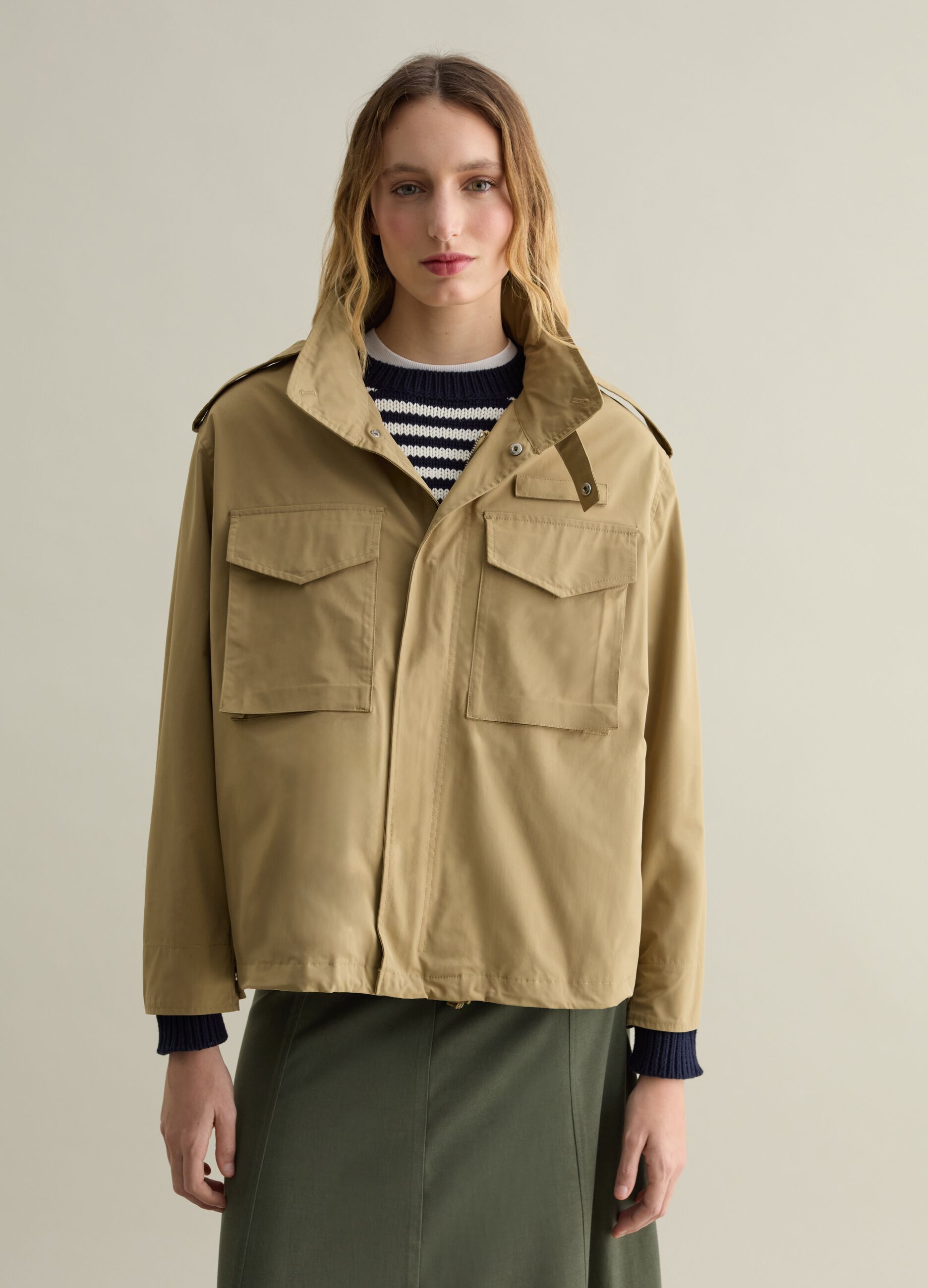 Chaqueta sahariana corta con cuello alto
