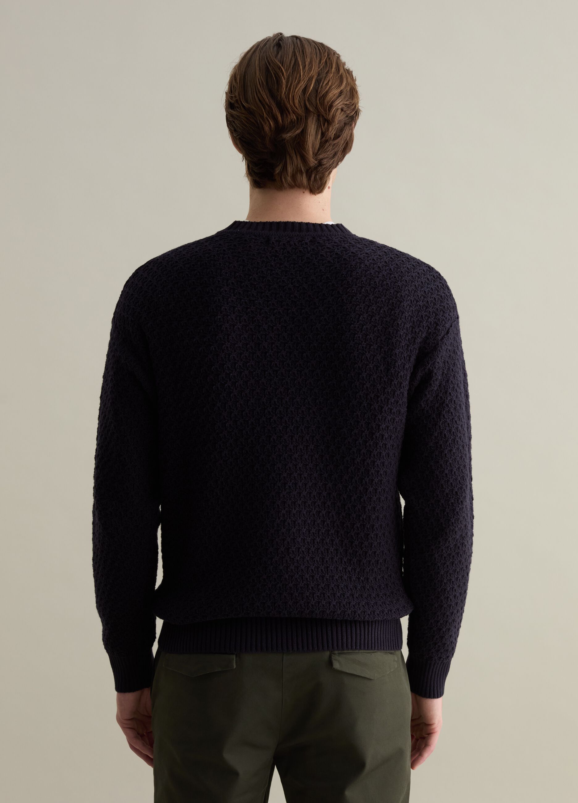 Pullover with round neck and woven design
