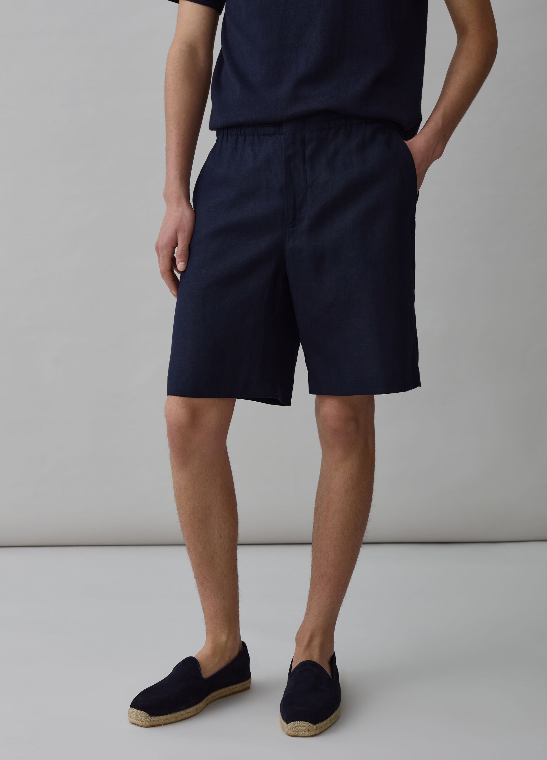 Contemporary Bermuda shorts in linen