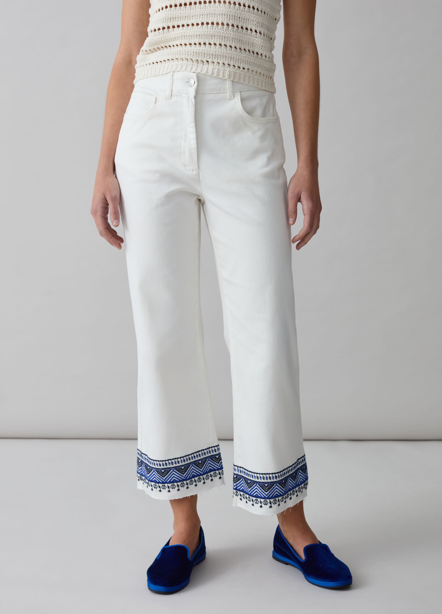 Vaqueros wide leg con bordados étnicos_1
