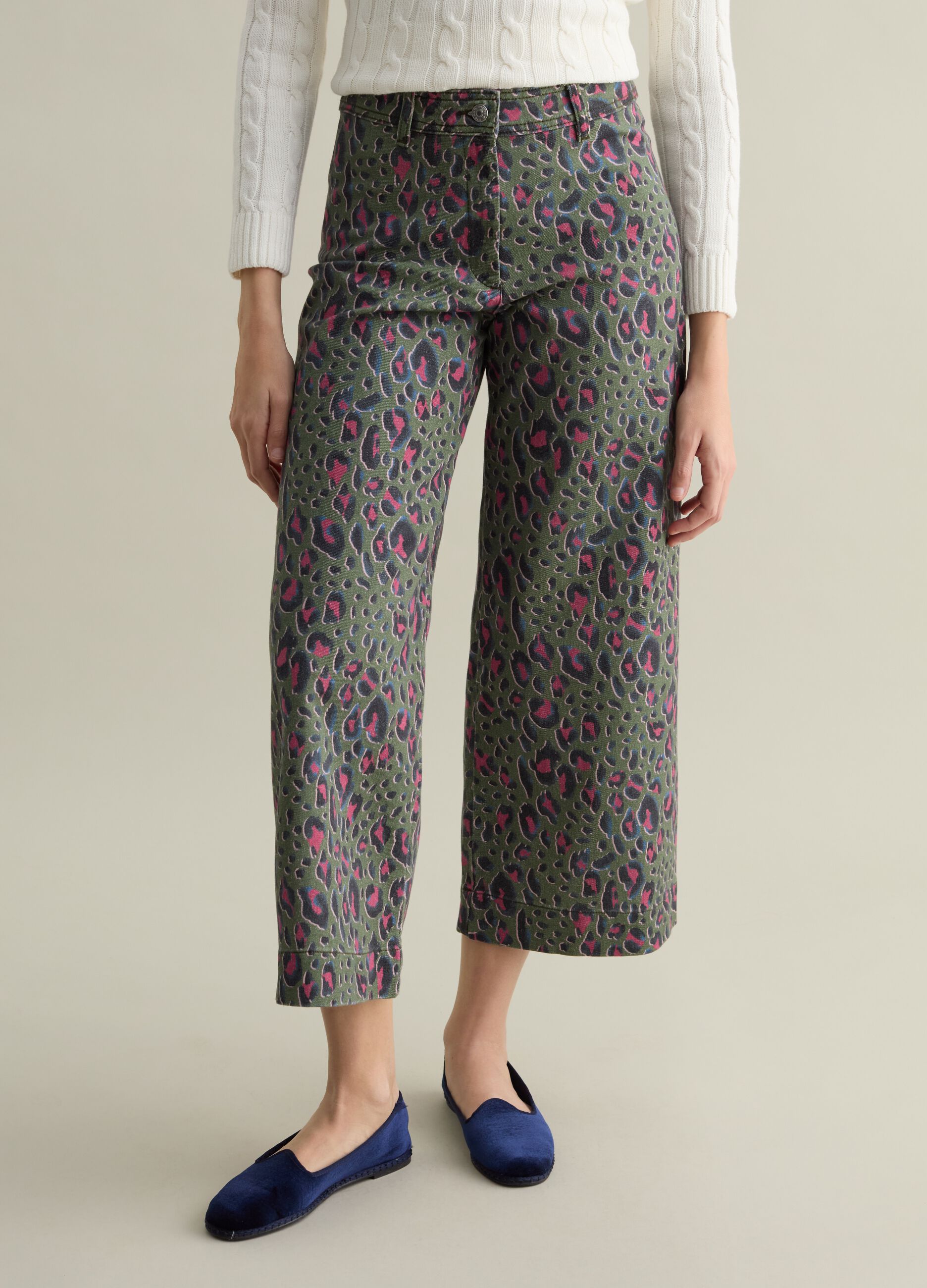 Wide-leg trousers with animal print pattern