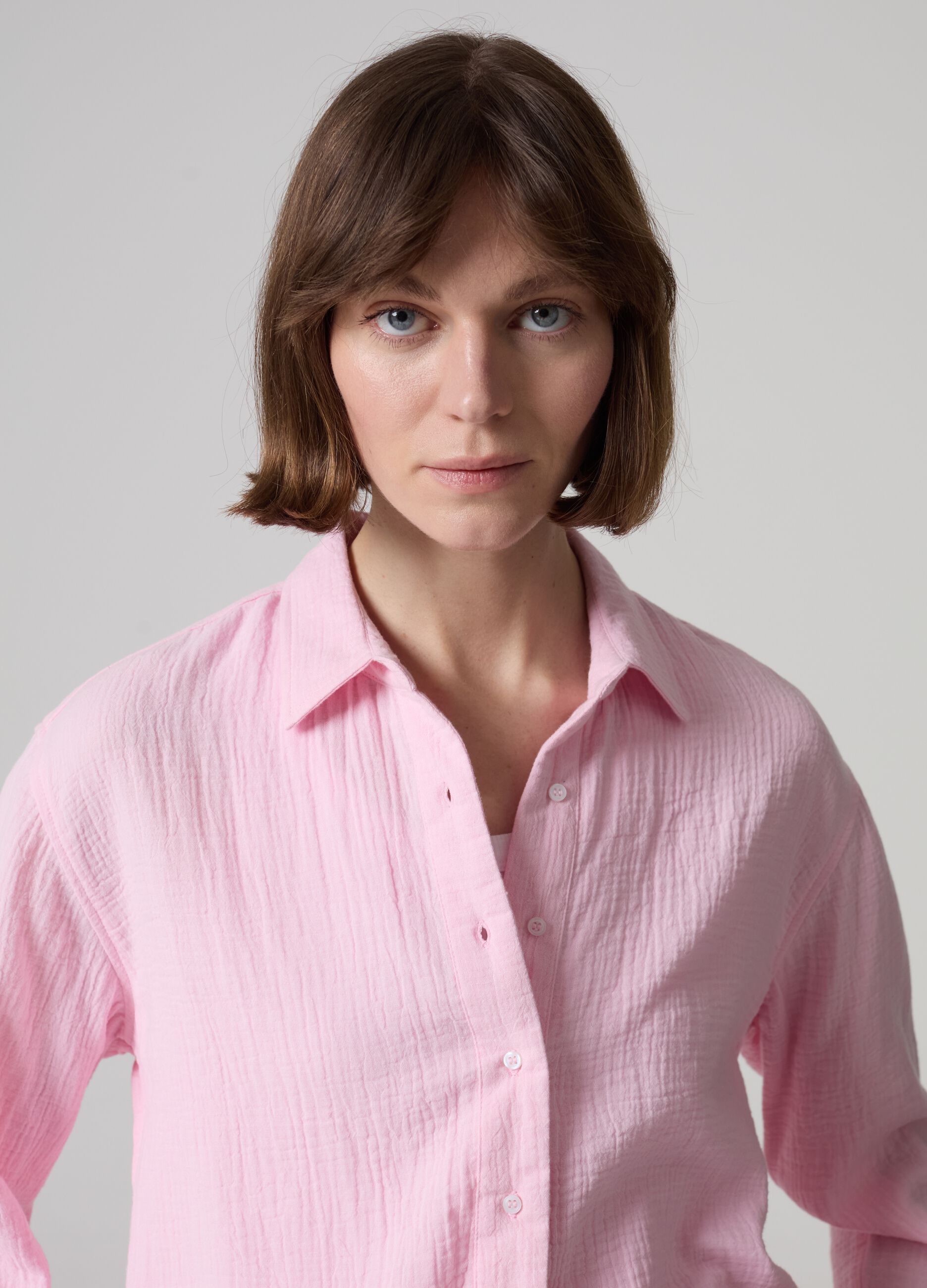 Camisa relaxed fit de gasa efecto arrugado