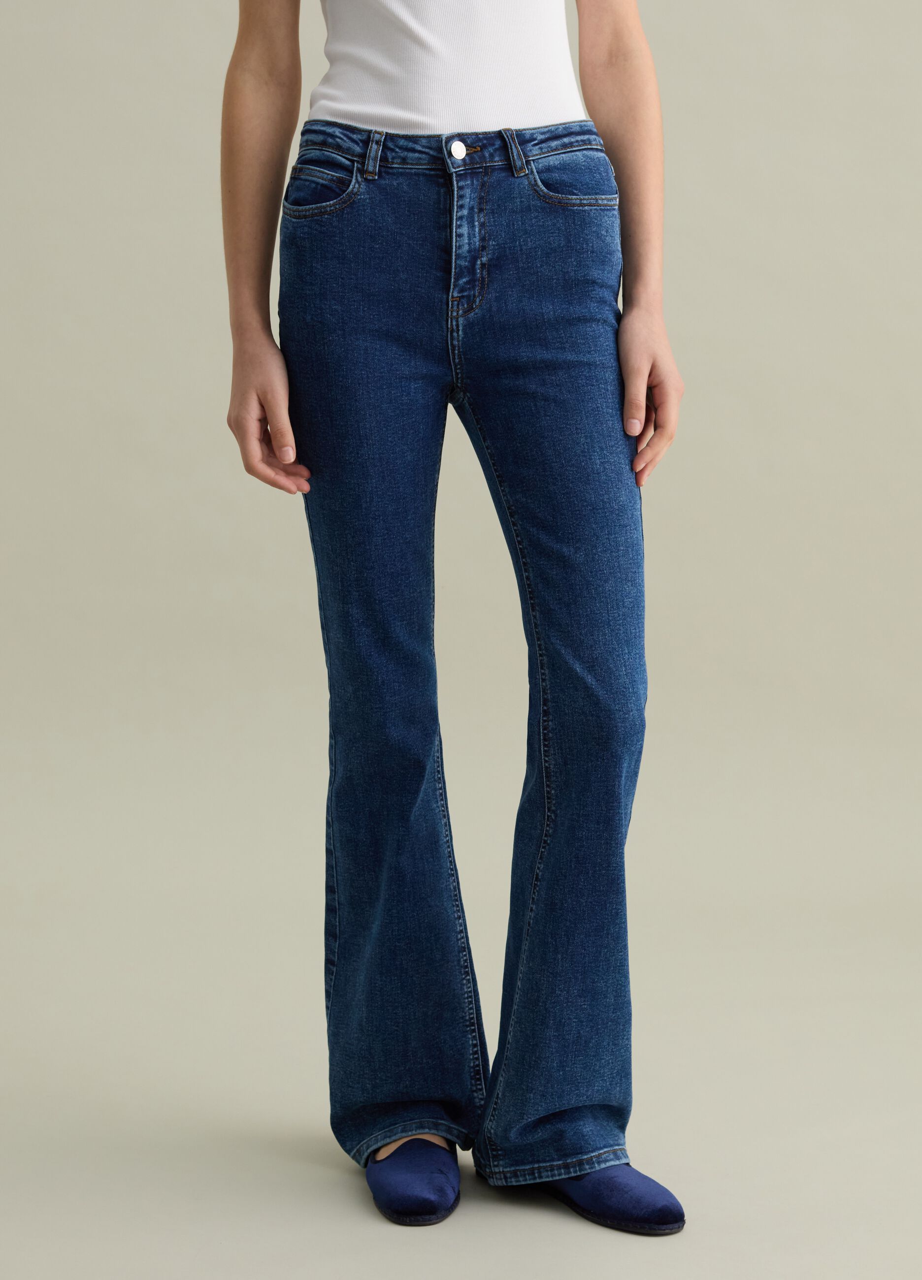 Vaqueros flare fit cinco bolsillos