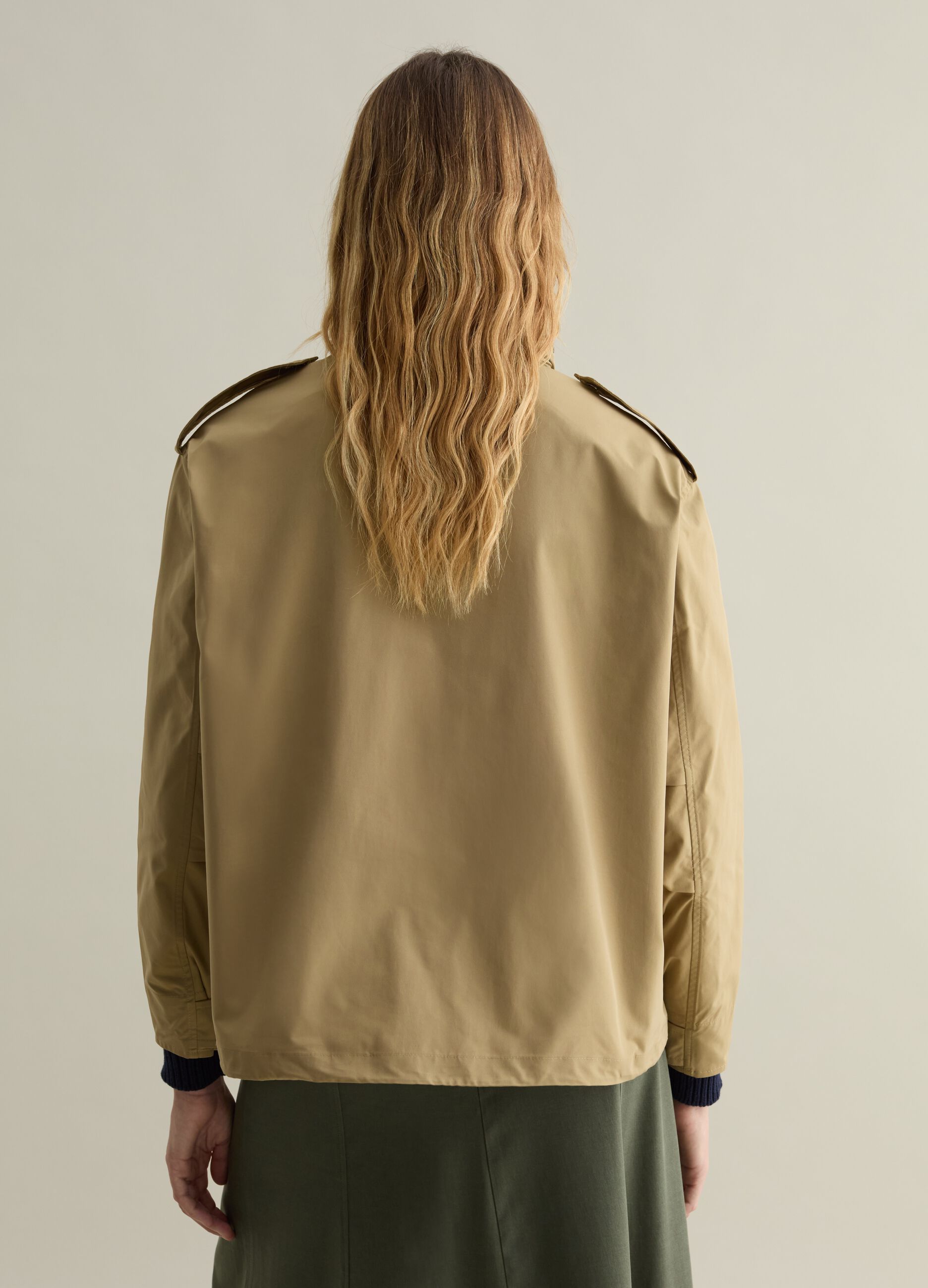 Chaqueta sahariana corta con cuello alto