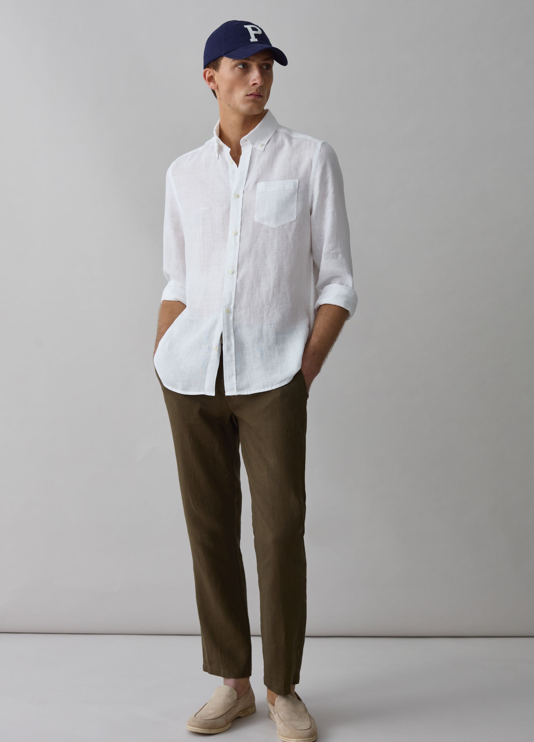 Camisa regular fit de lino cuello abotonado_0