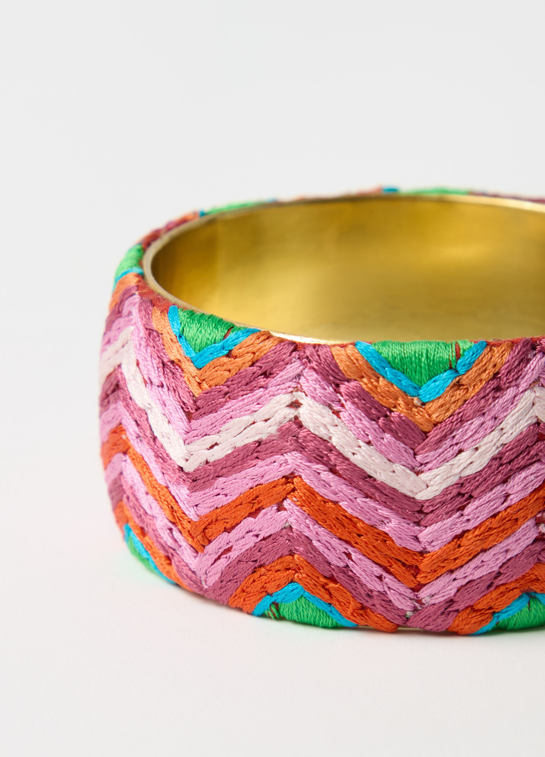 Solid bracelet with multicoloured strands