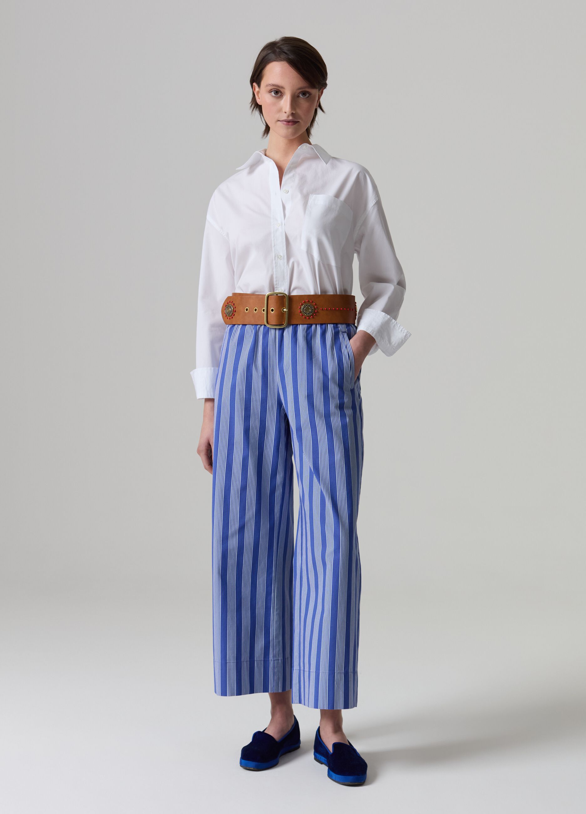 Wide-leg cropped trousers with slim stripes_0