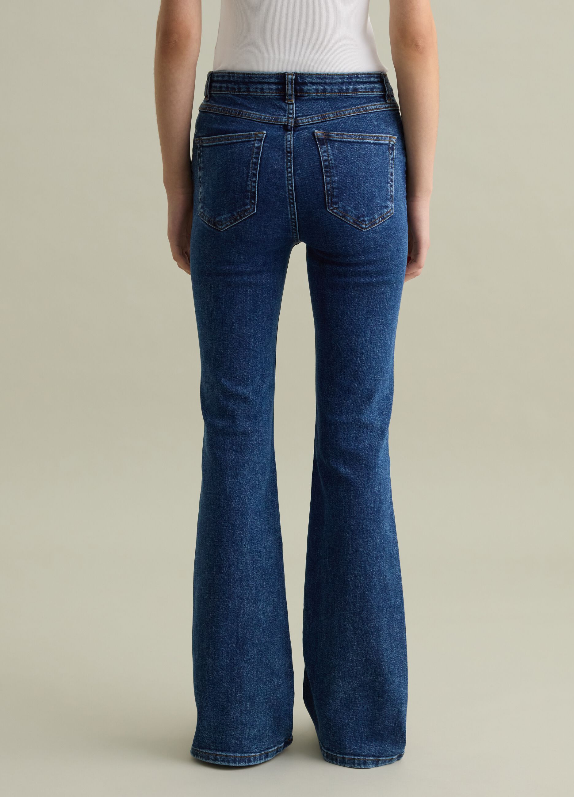 Vaqueros flare fit cinco bolsillos