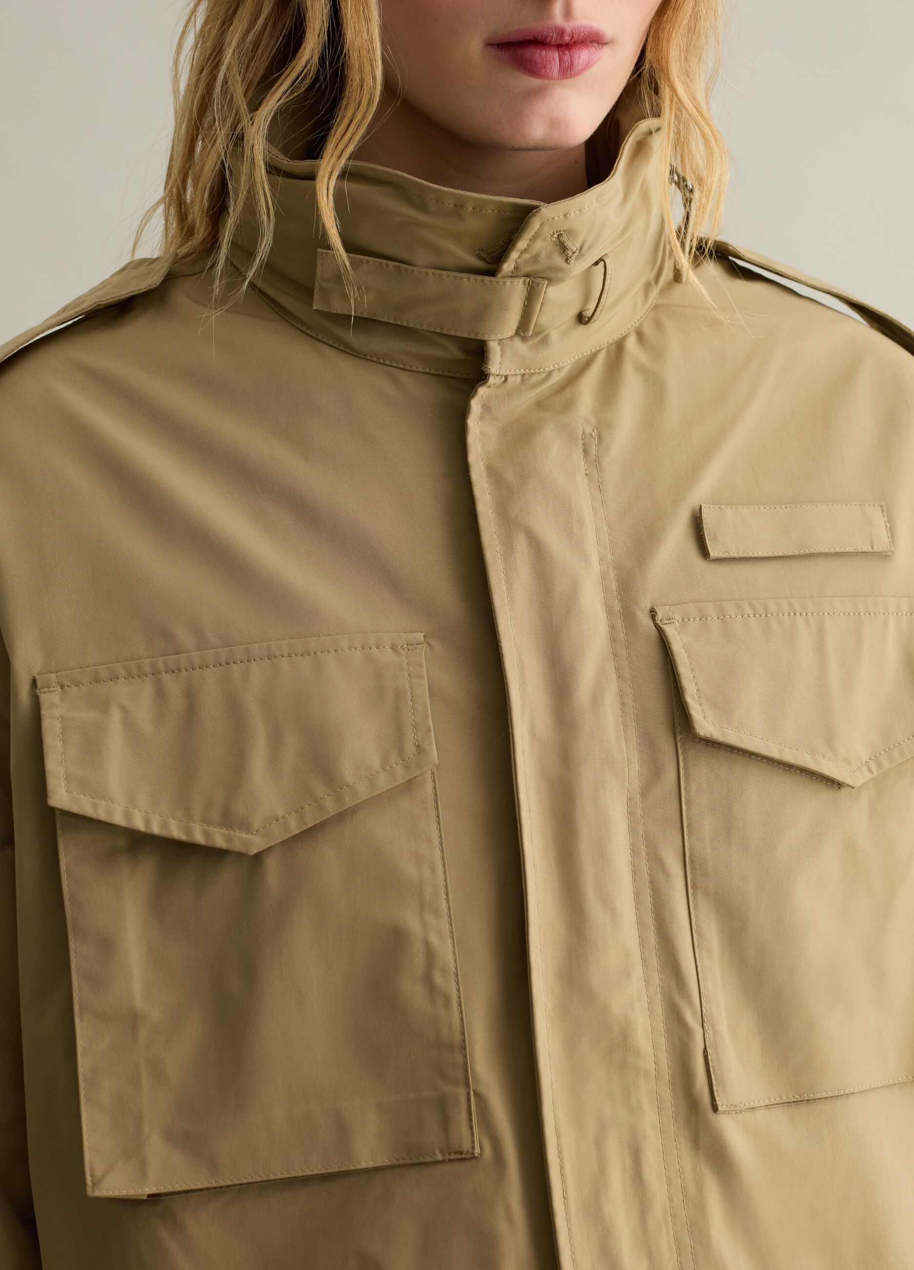 Chaqueta sahariana corta con cuello alto