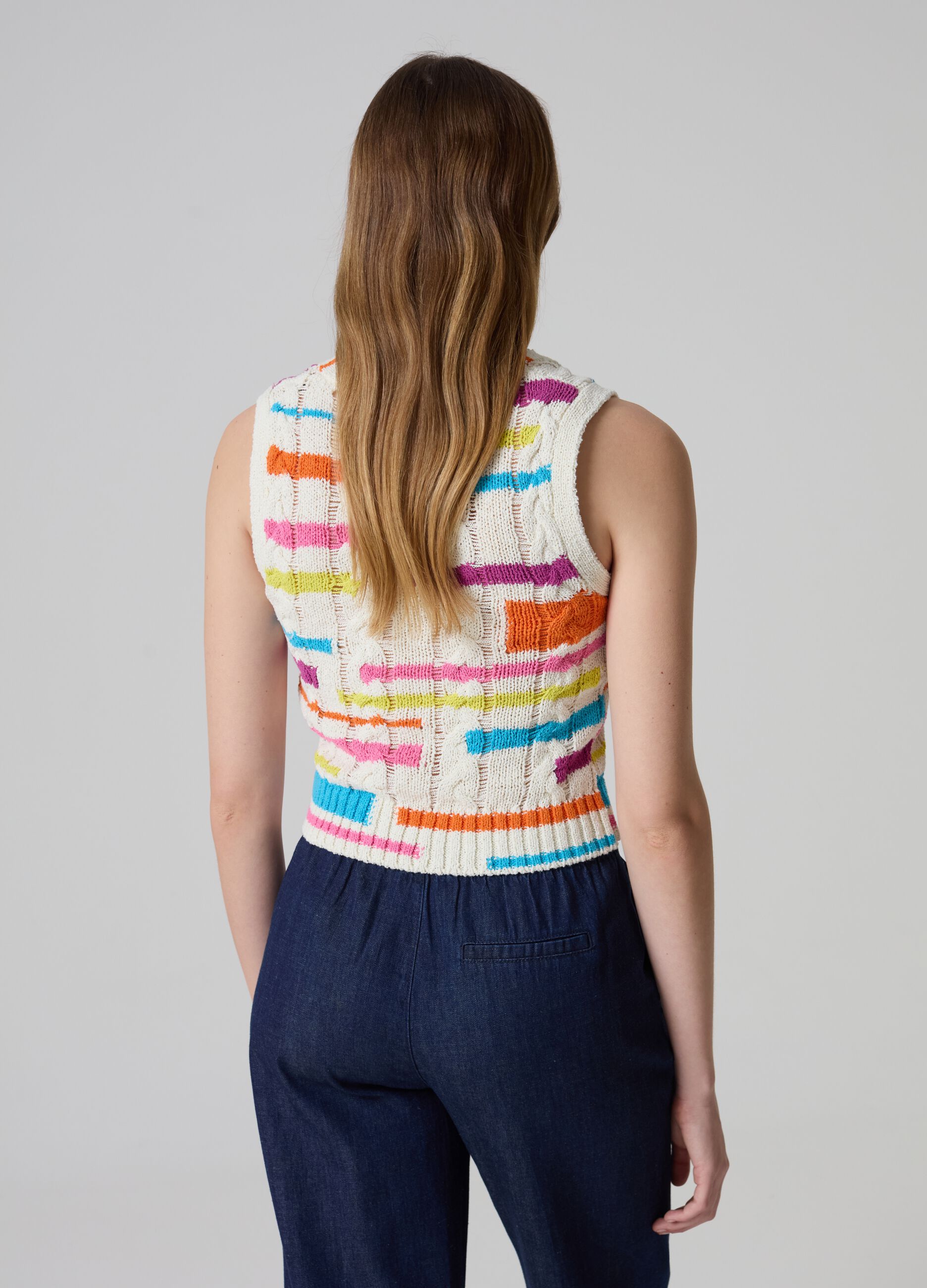 Chaleco cerrado en canalé con estampado multicolor_2