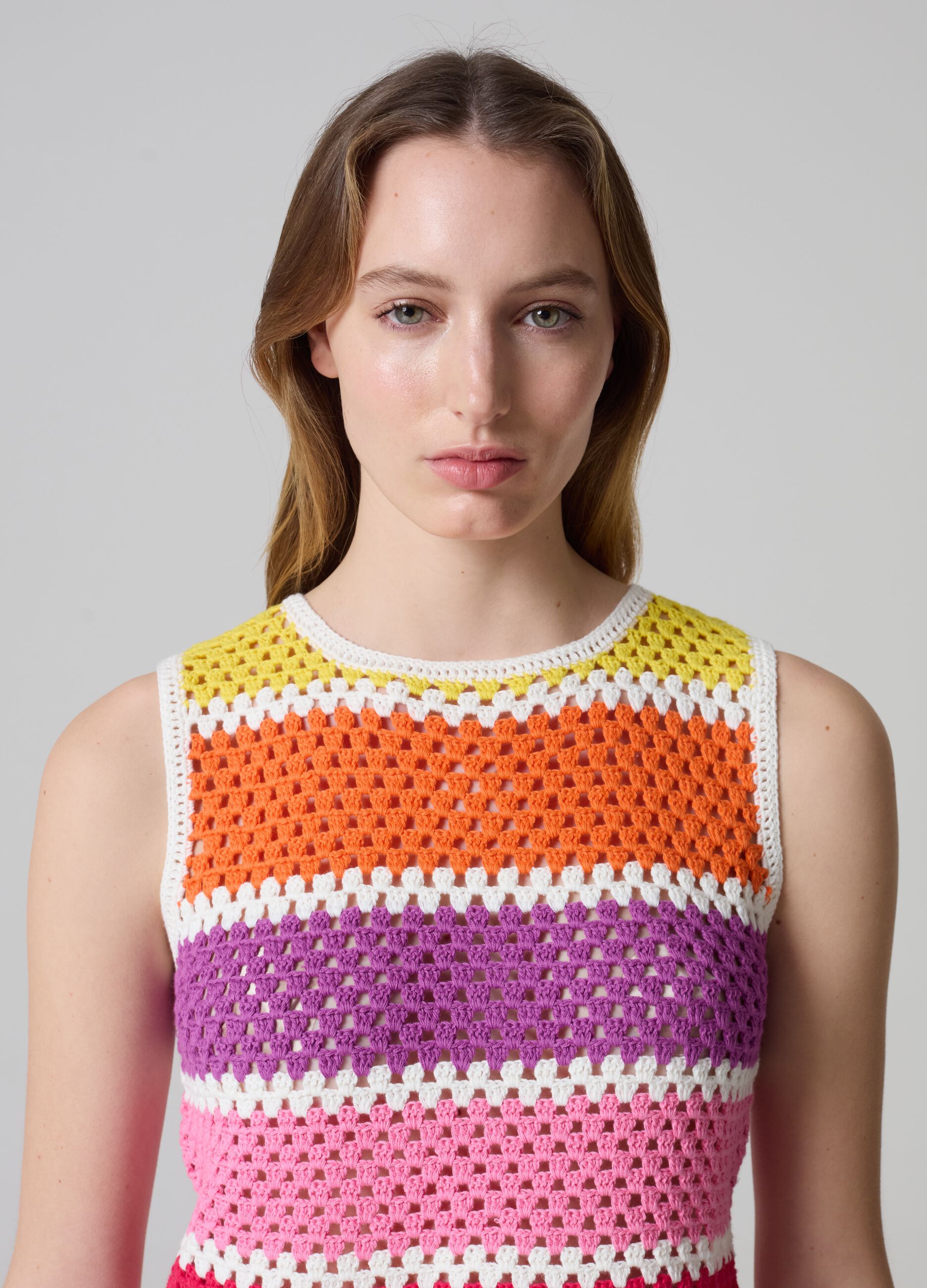 Crochet tank top with multicoloured stripes_1