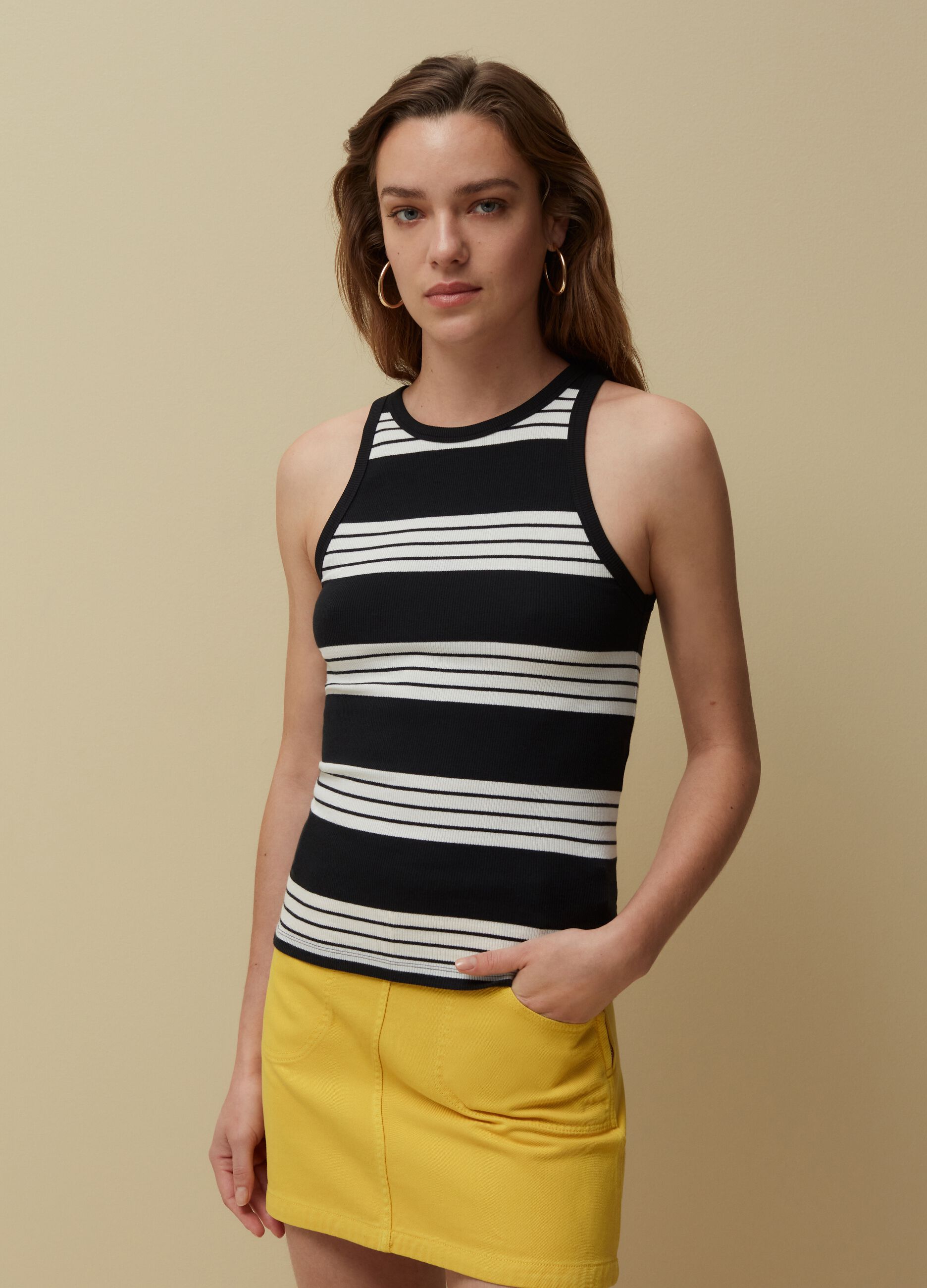 Ribbed tank top with striped pattern._1