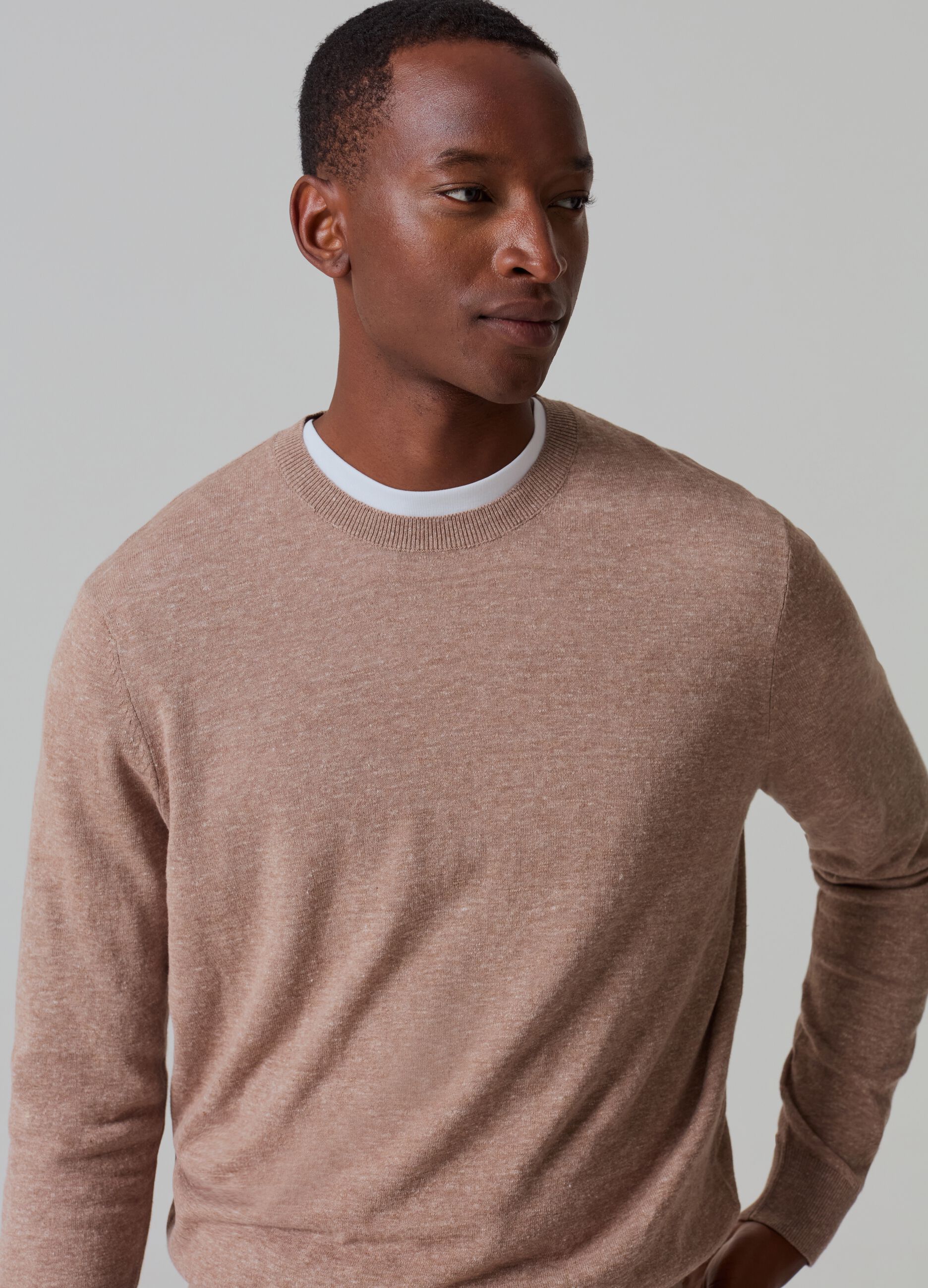 Cotton and linen pullover with round neck_2