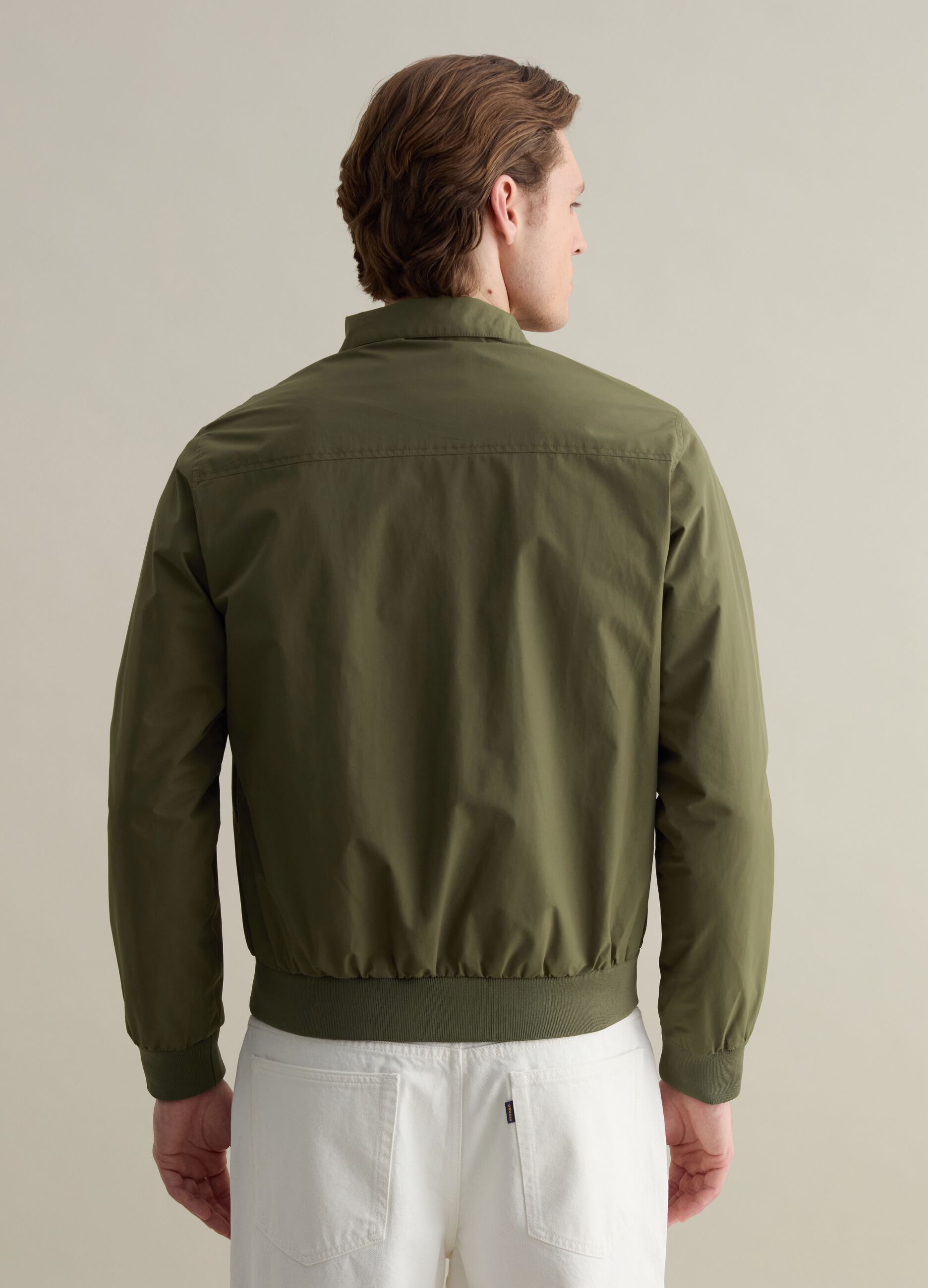 Cazadora bomber con cremallera de cuello alto