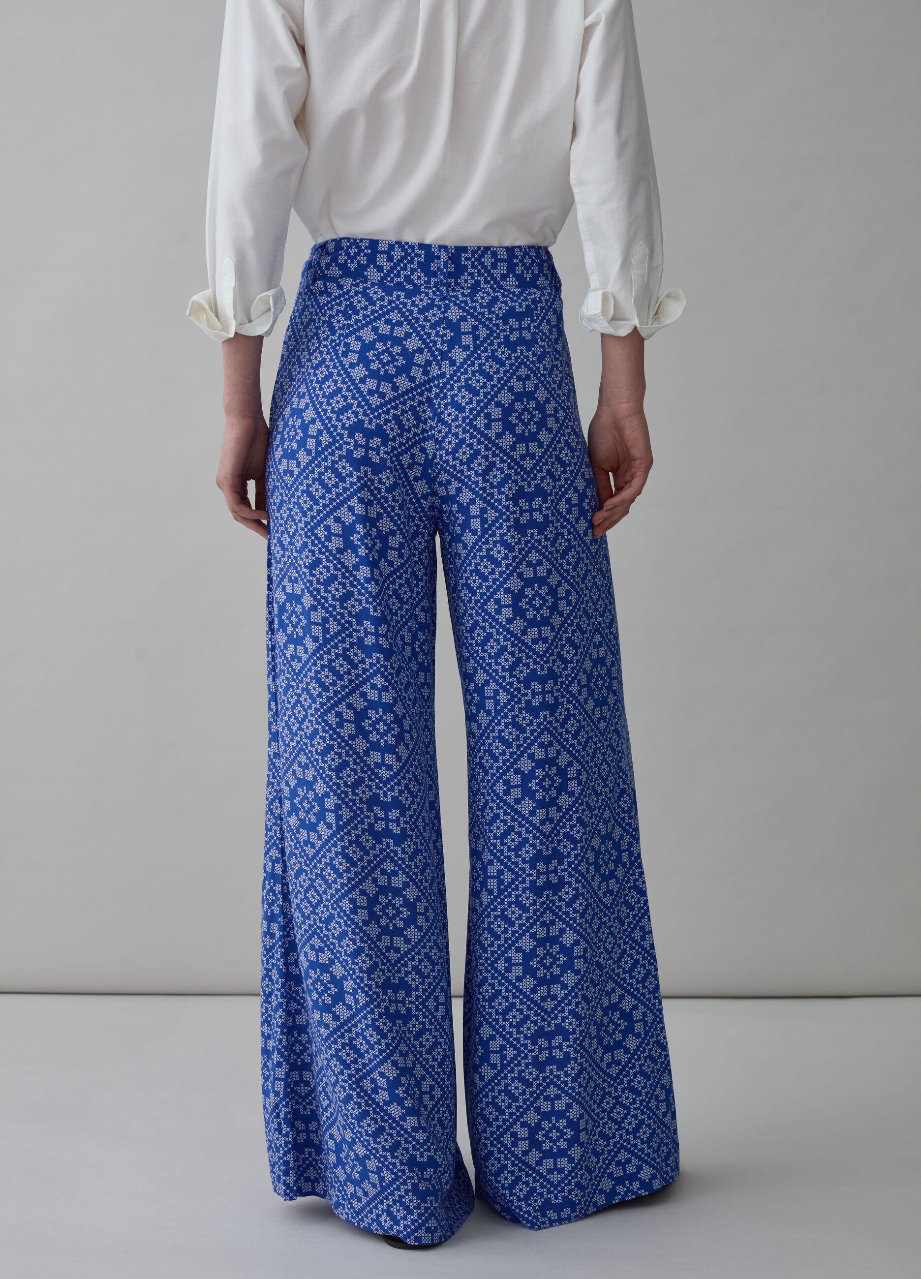 Pantalón flare fit de viscosa con estampado_1