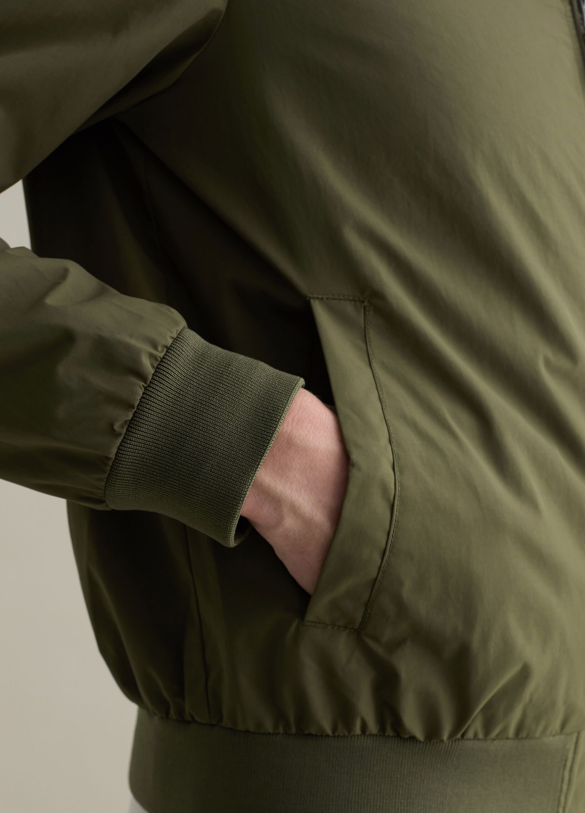 Cazadora bomber con cremallera de cuello alto