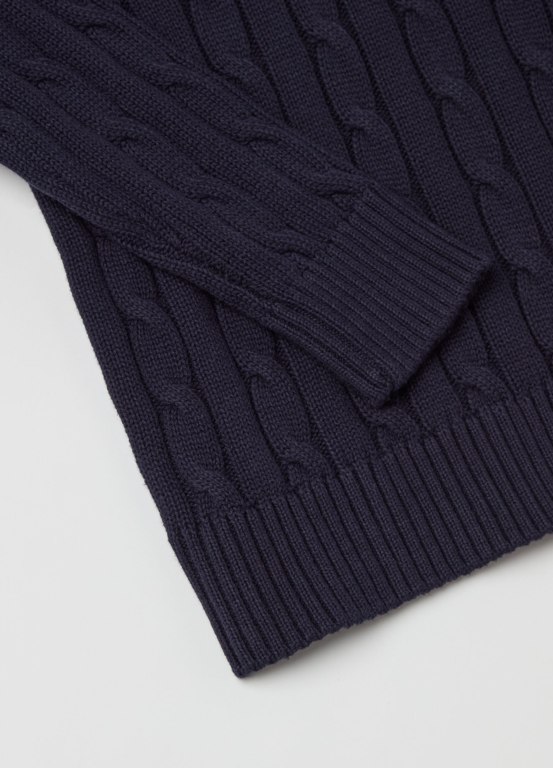 Cable-knit pullover with V neck_5