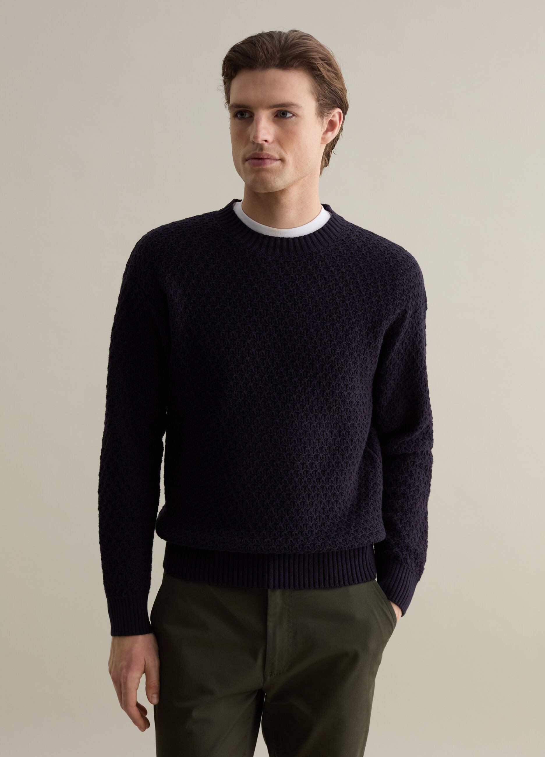 Pullover with round neck and woven design