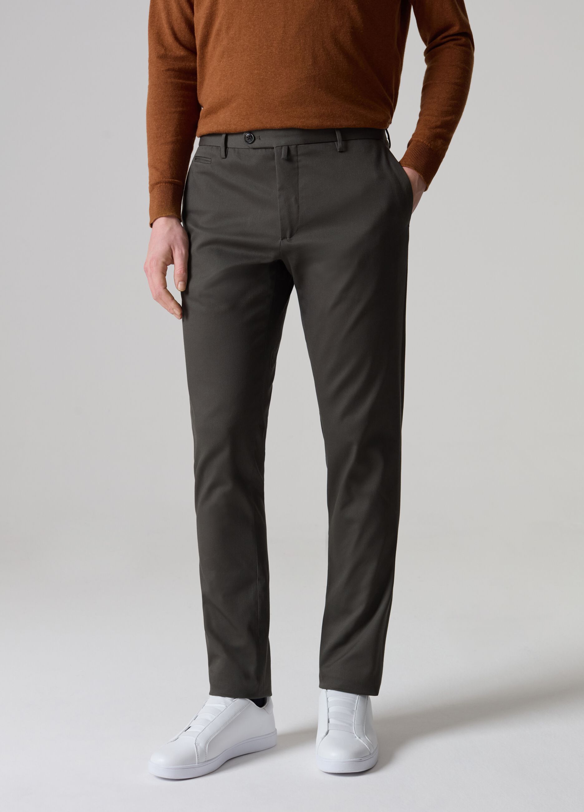 Contemporary chino trousers with five pockets