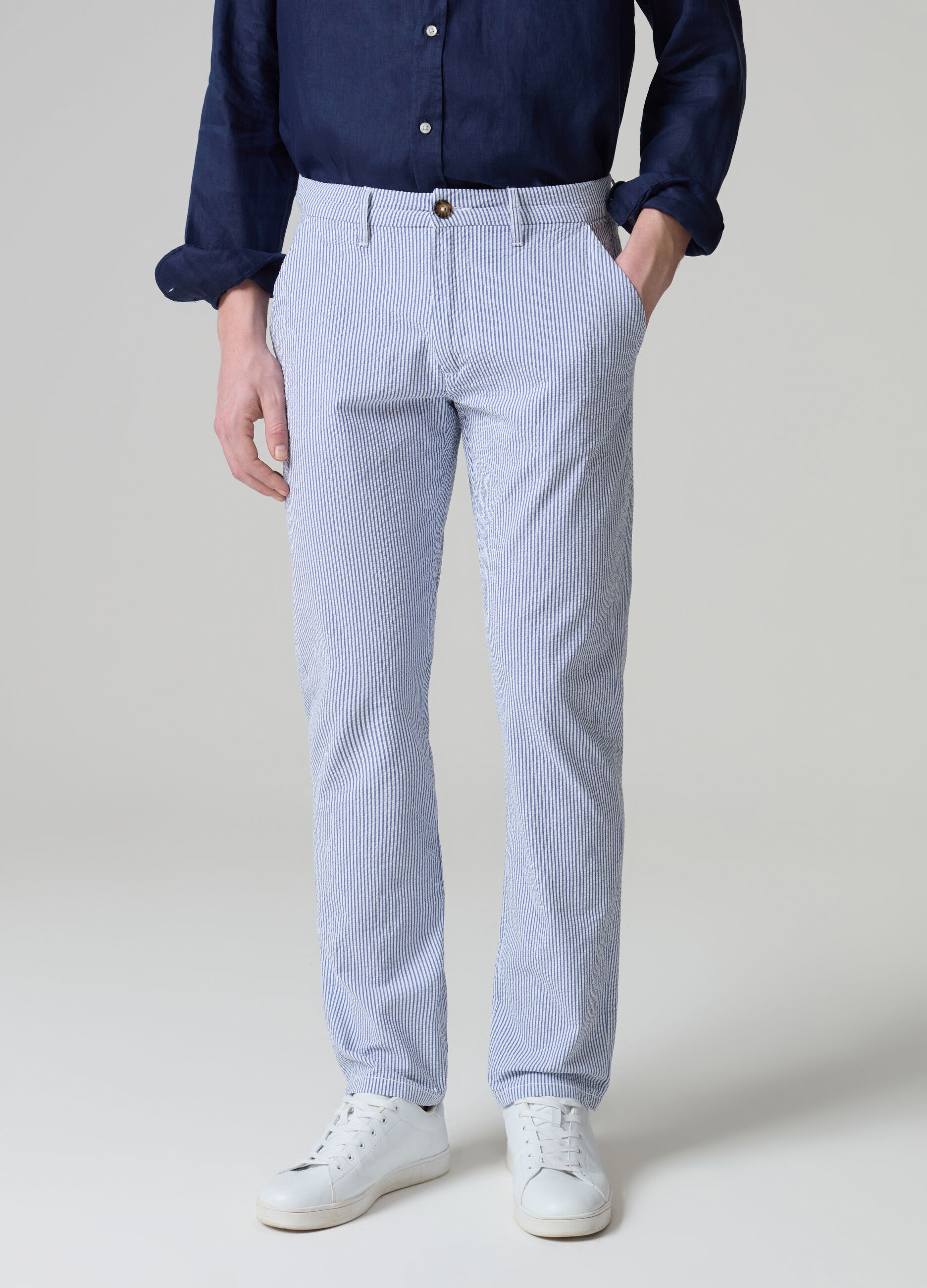 Chino trousers in seersucker with thin stripes