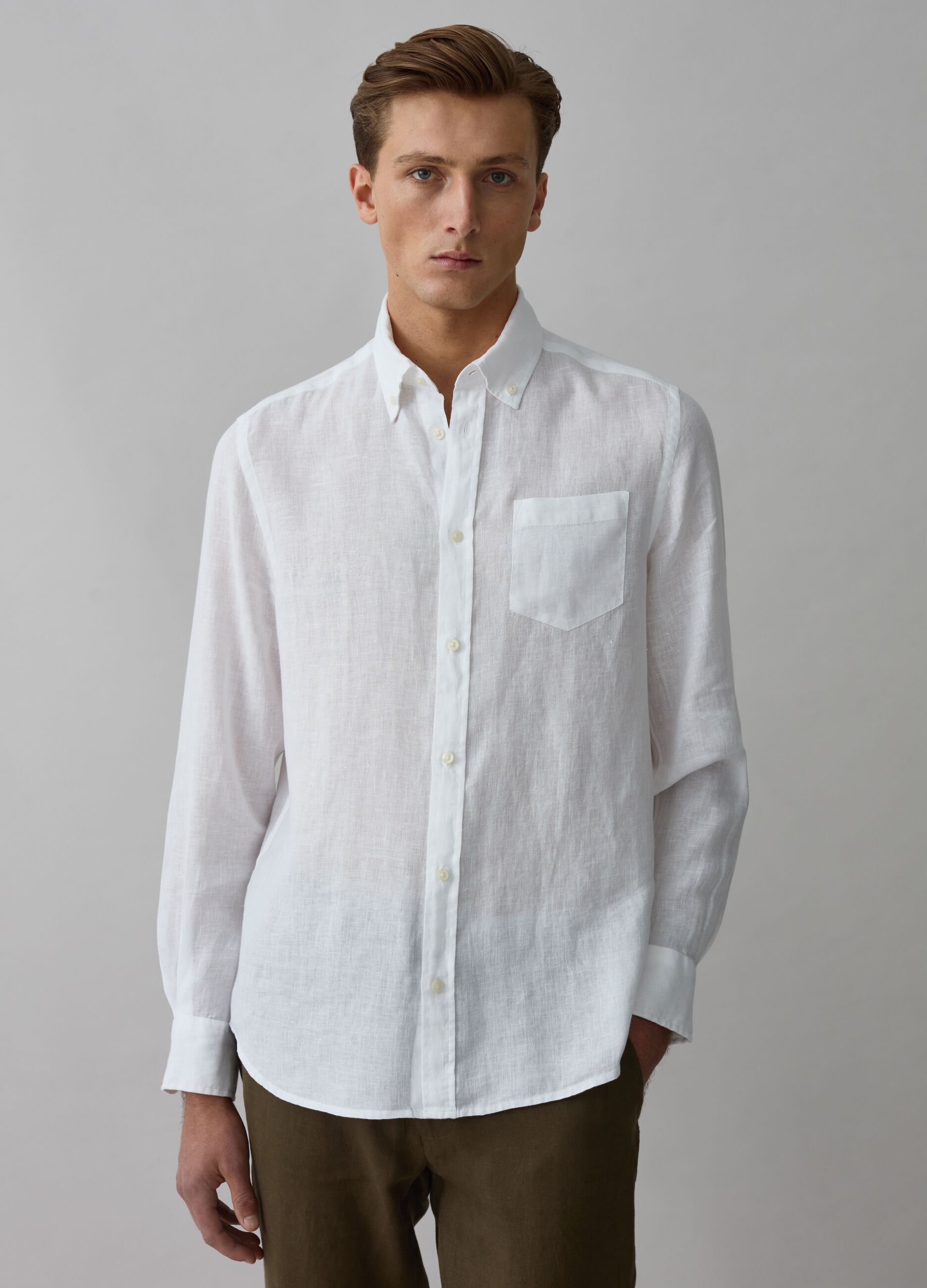 Camisa regular fit de lino cuello abotonado_1