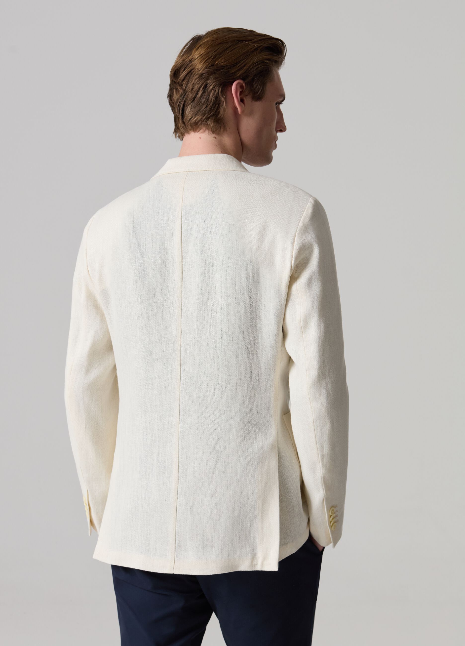 Contemporary single-breasted blazer in linen