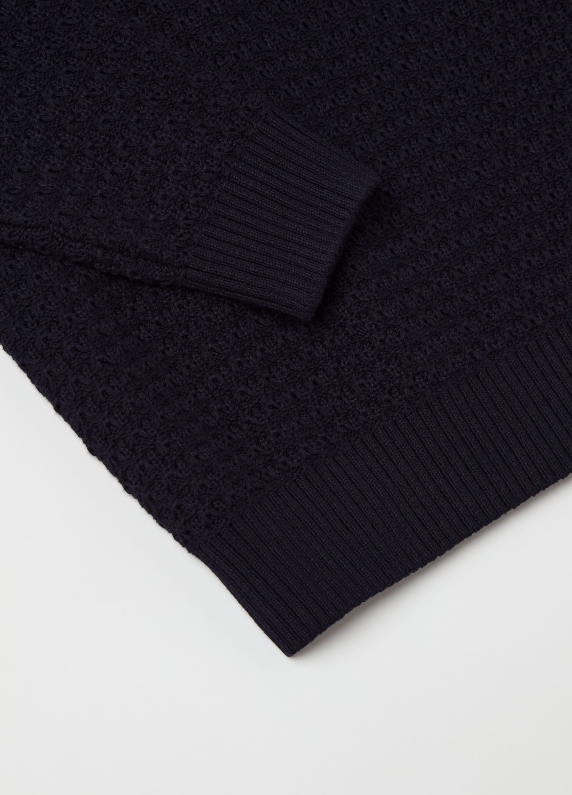 Pullover with round neck and woven design