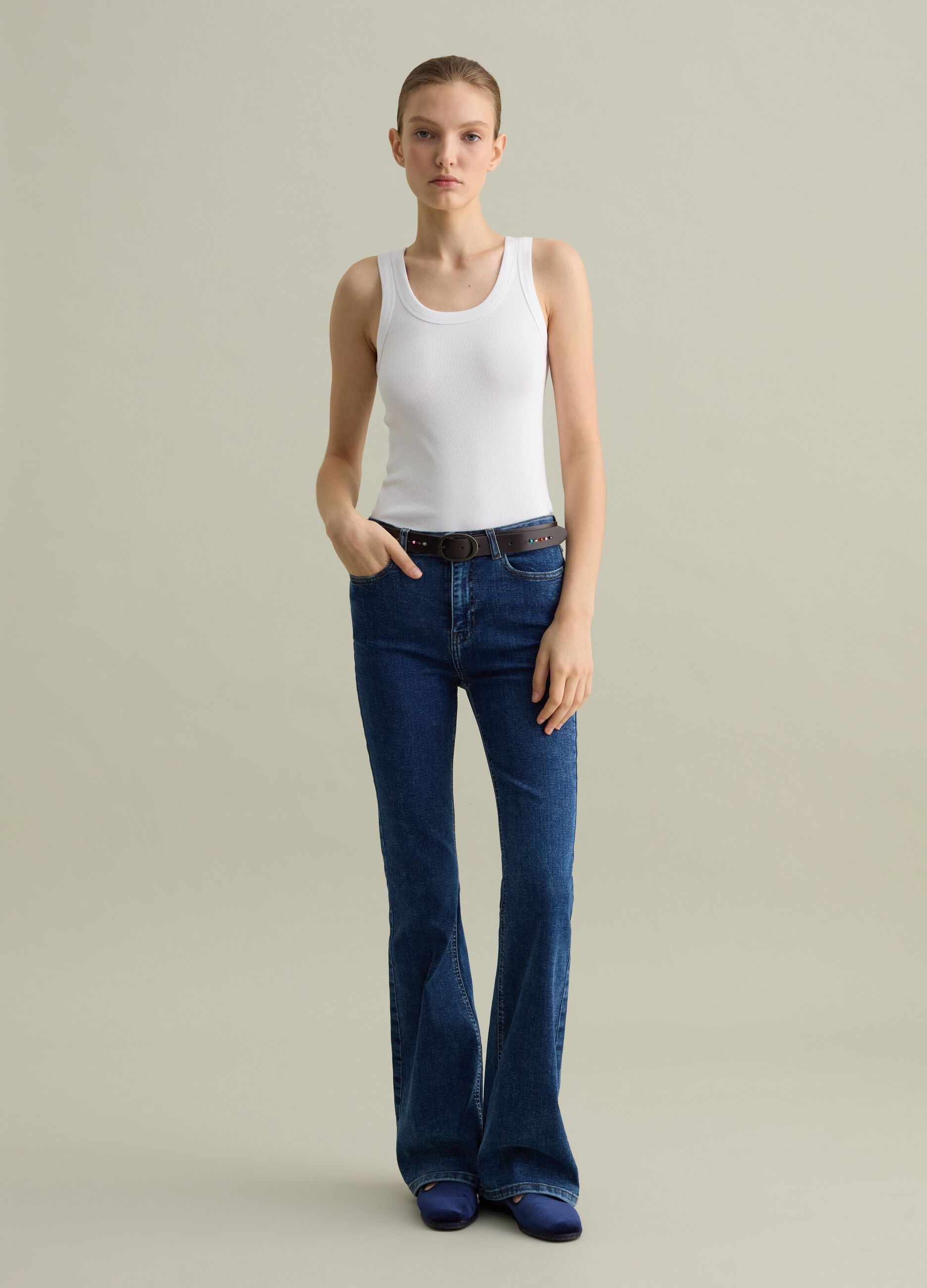 Vaqueros flare fit cinco bolsillos