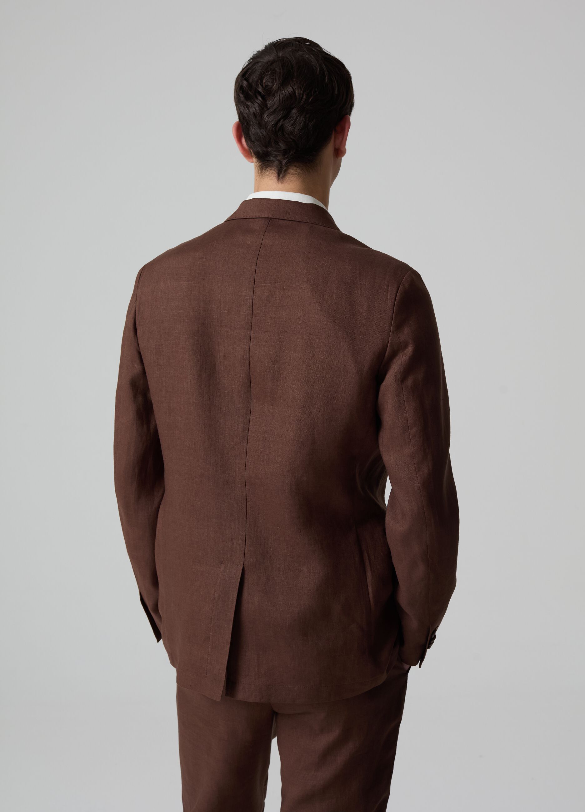 Contemporary single-breasted blazer in linen