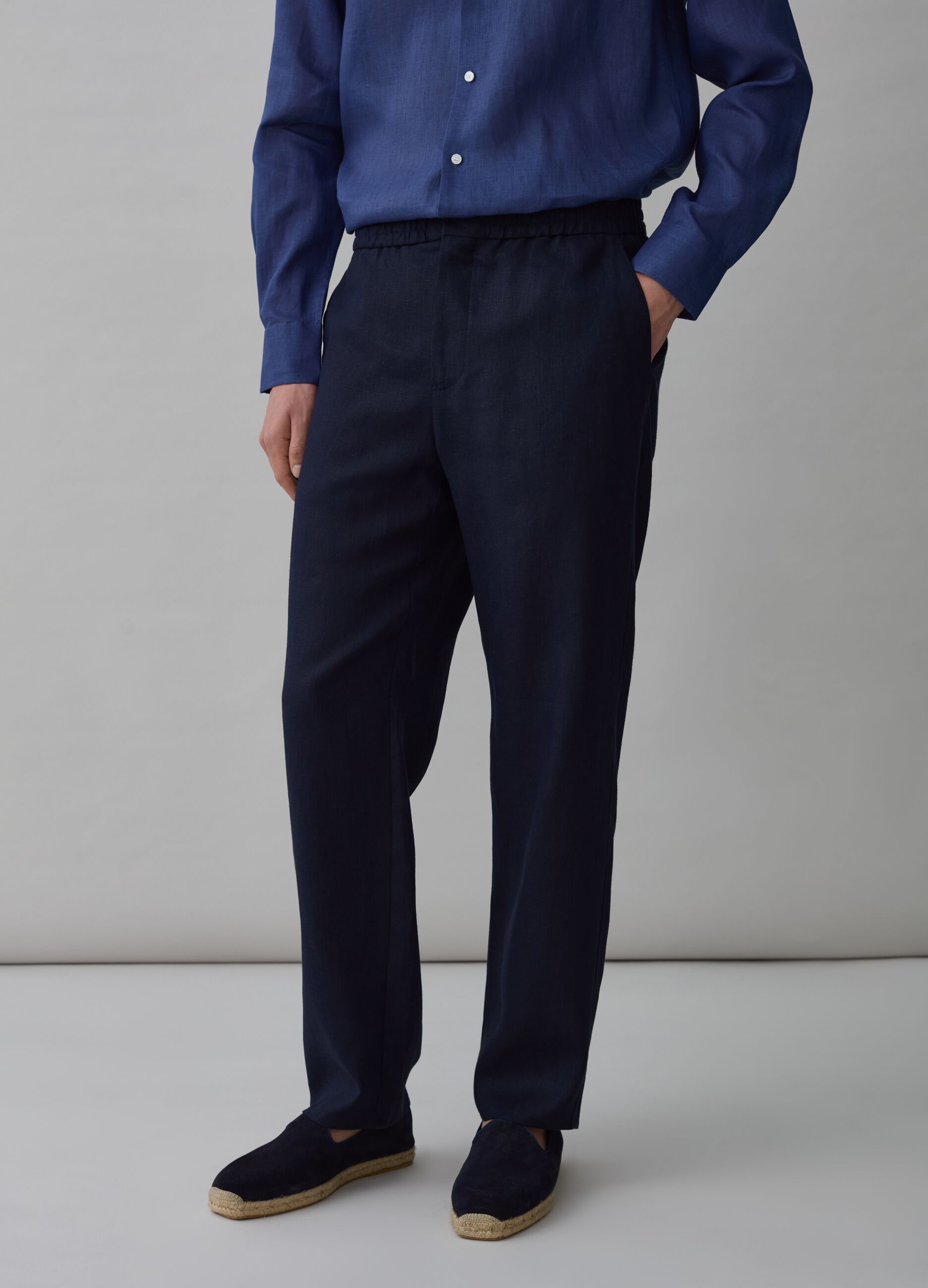 Contemporary trousers in linen