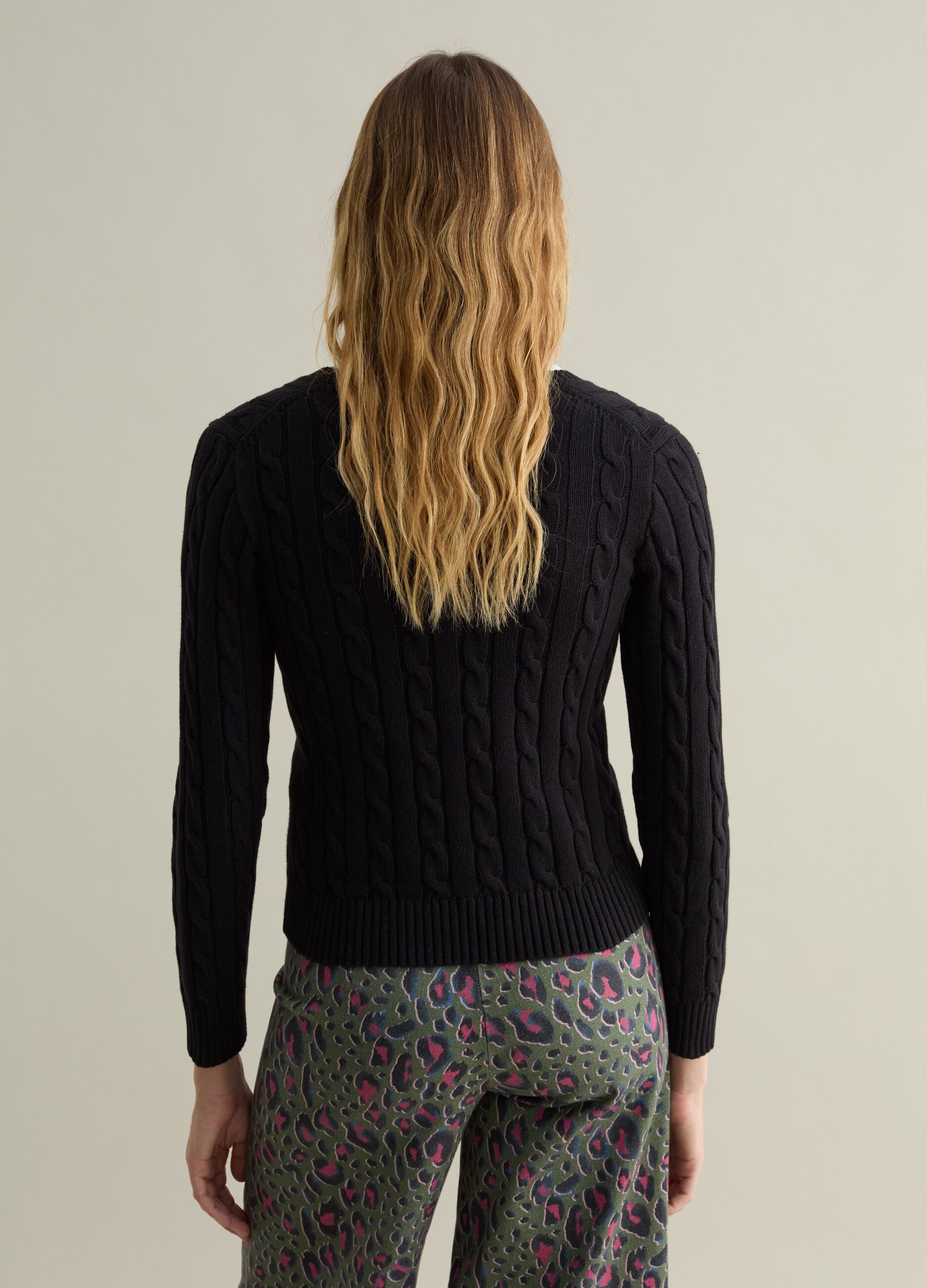 Cable-knit pullover with V neck_2