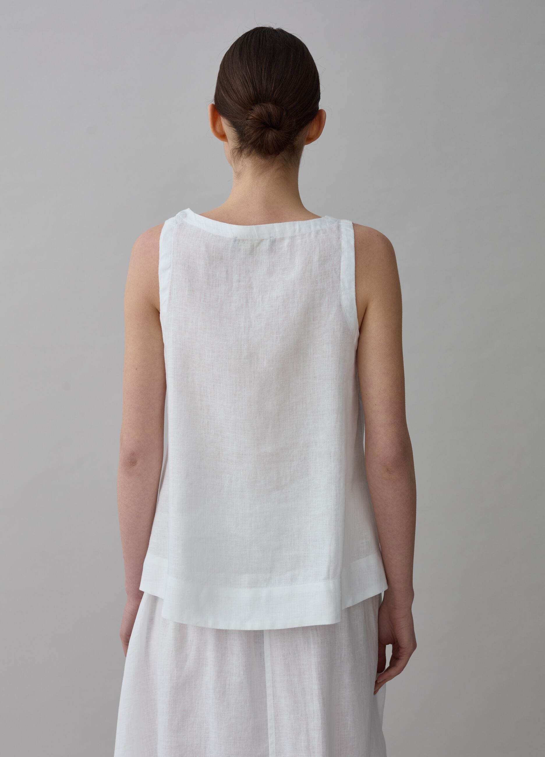 Blusa sin mangas de lino cuello de pico