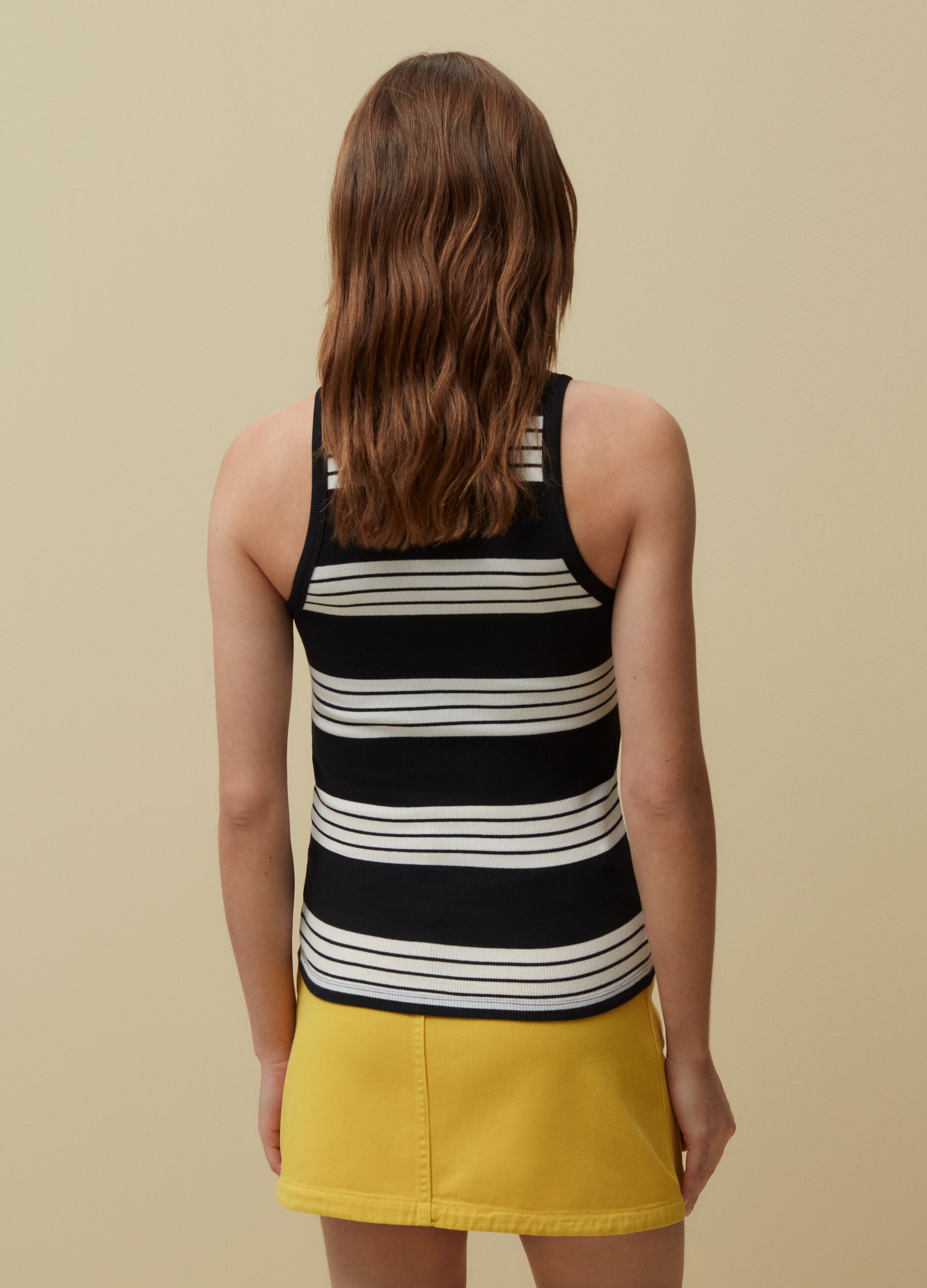 Ribbed tank top with striped pattern._2