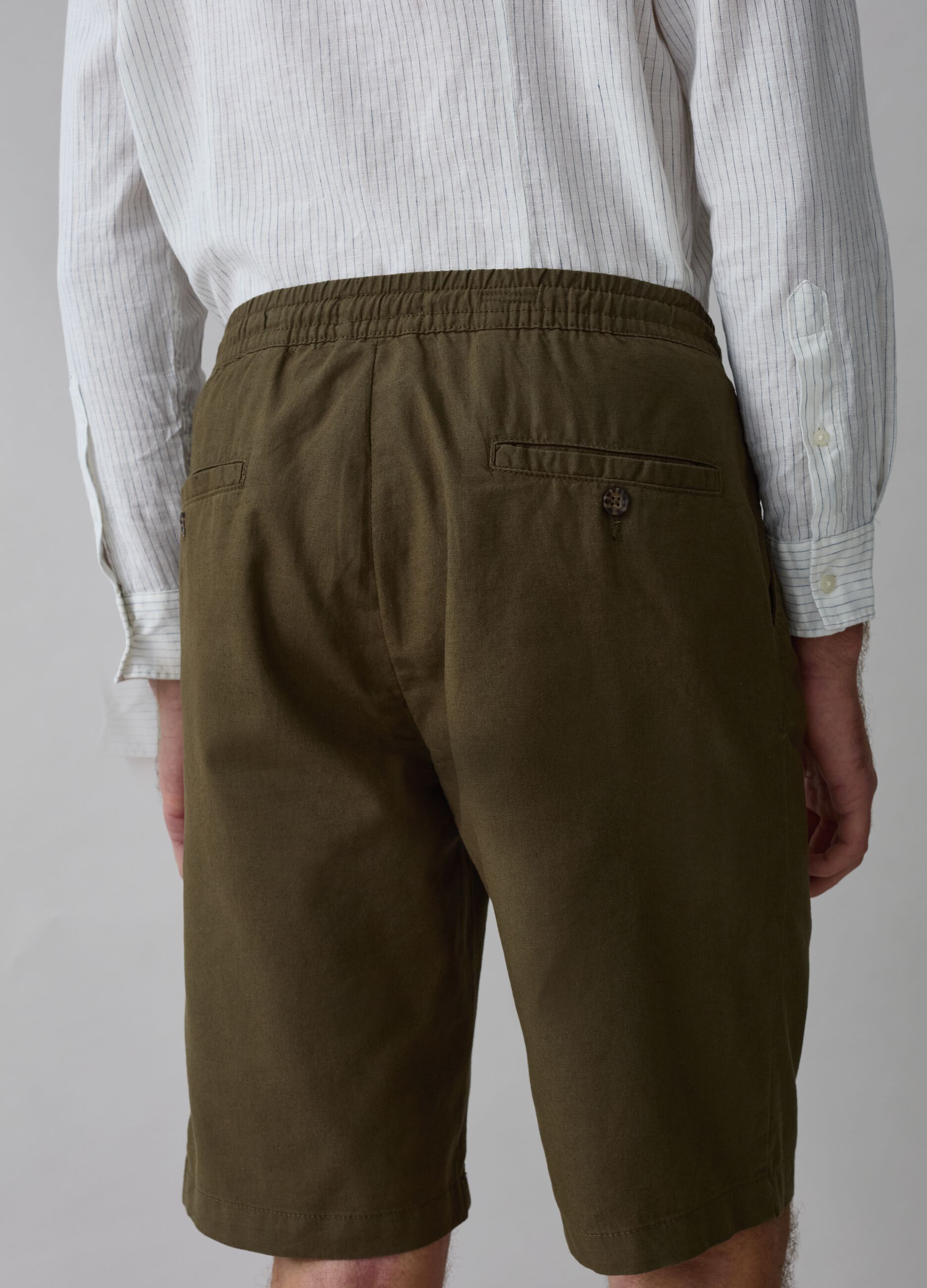 Chinos cortos de lino y algodón con cordón_2
