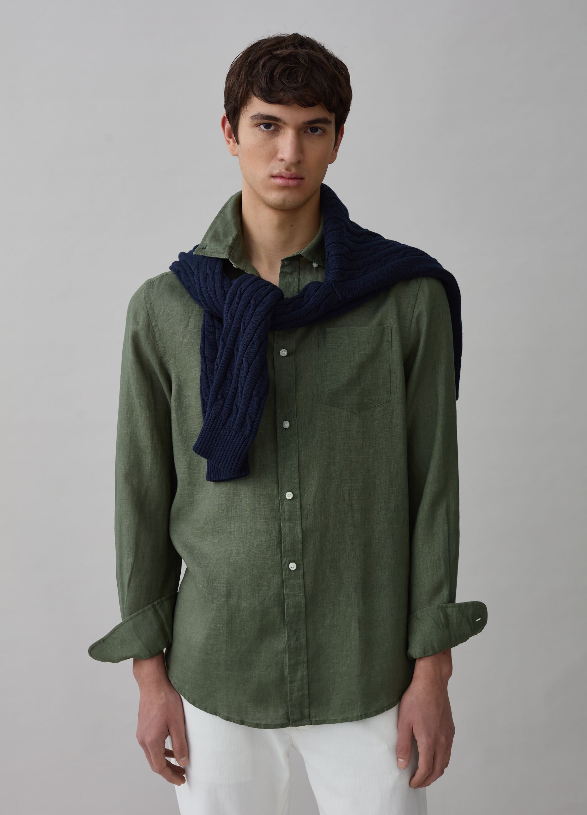 Camisa regular fit de lino con bolsillo_0