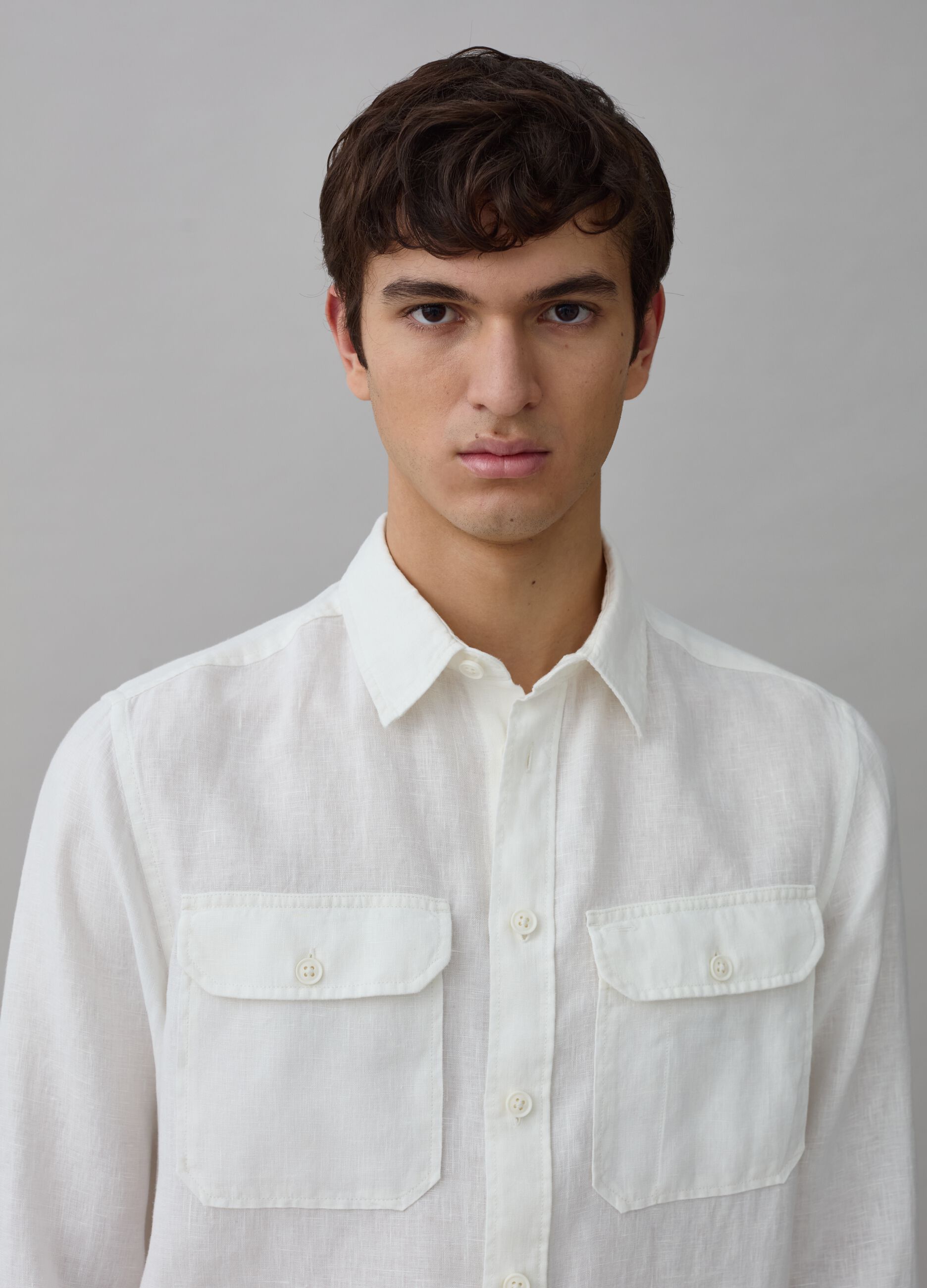 Camisa regular fit de lino con bolsillos_1