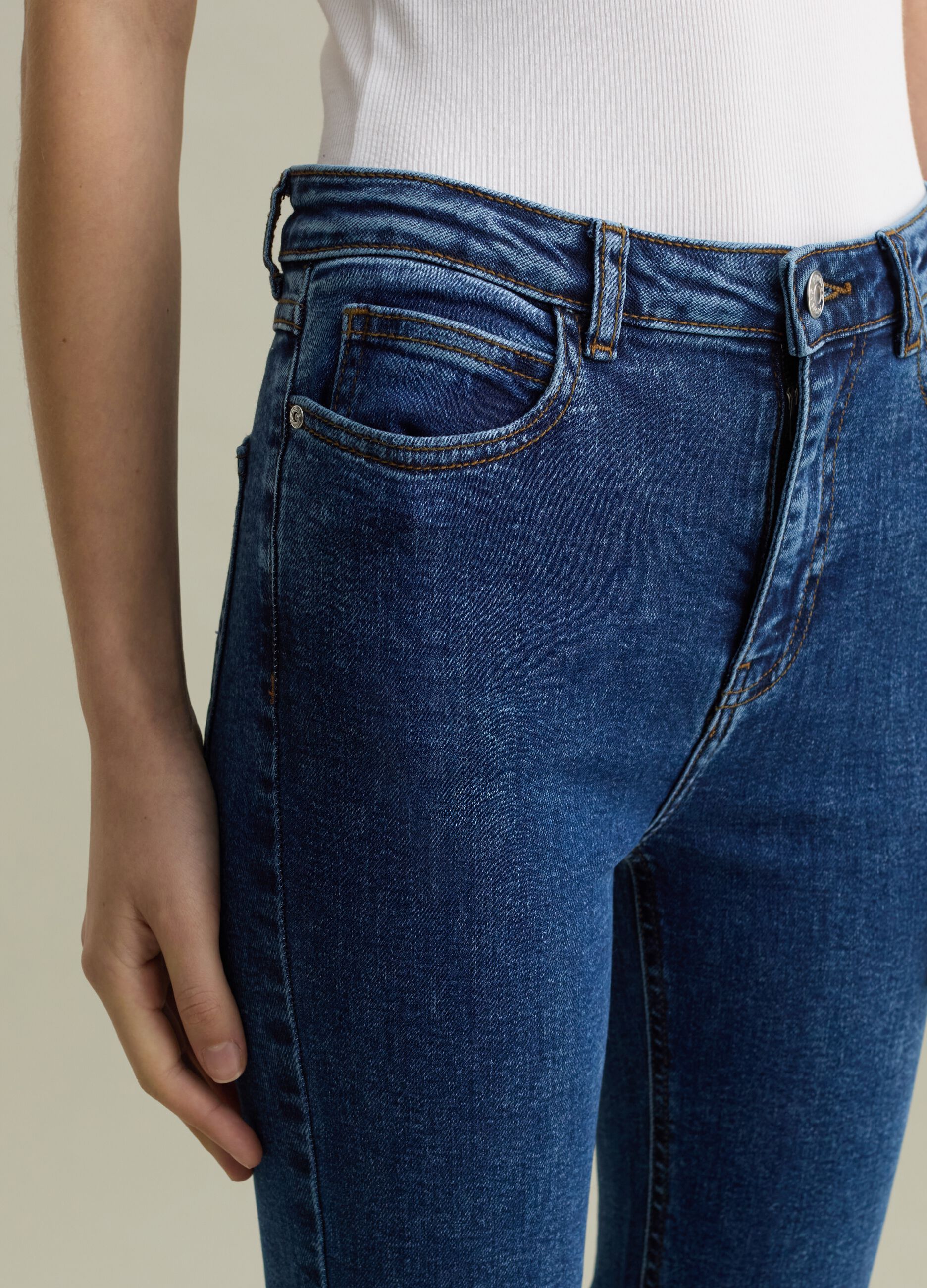 Vaqueros flare fit cinco bolsillos