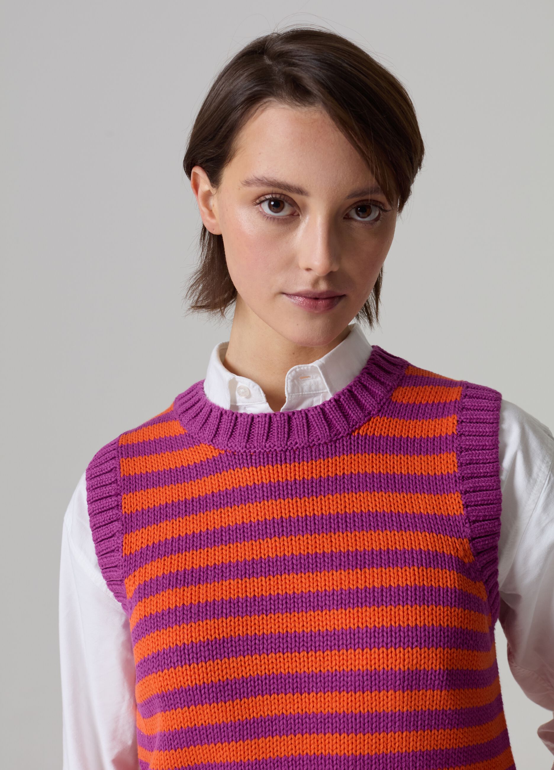 Closed gilet with ribbing and striped pattern_1
