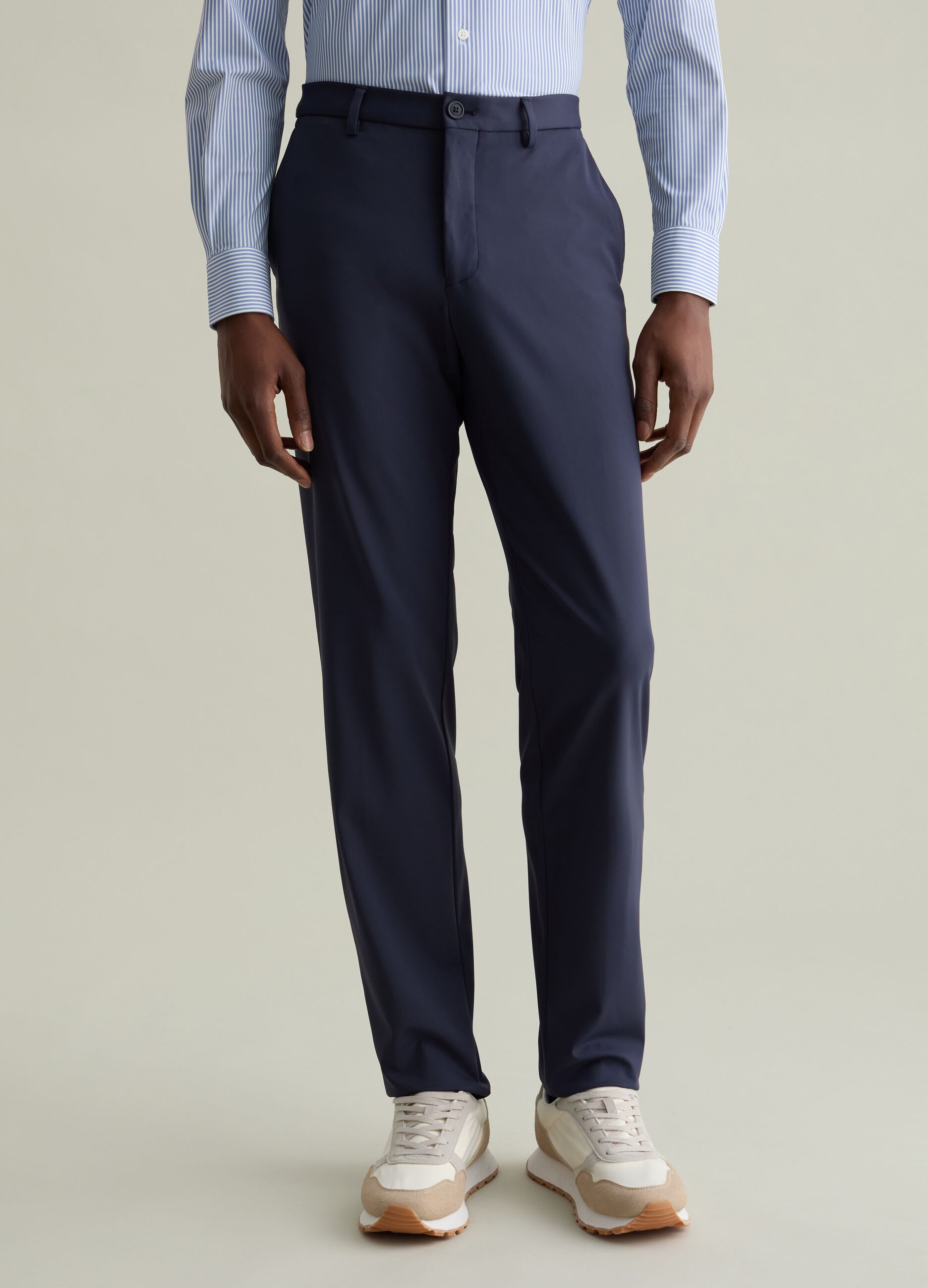 Chinos de tejido técnico