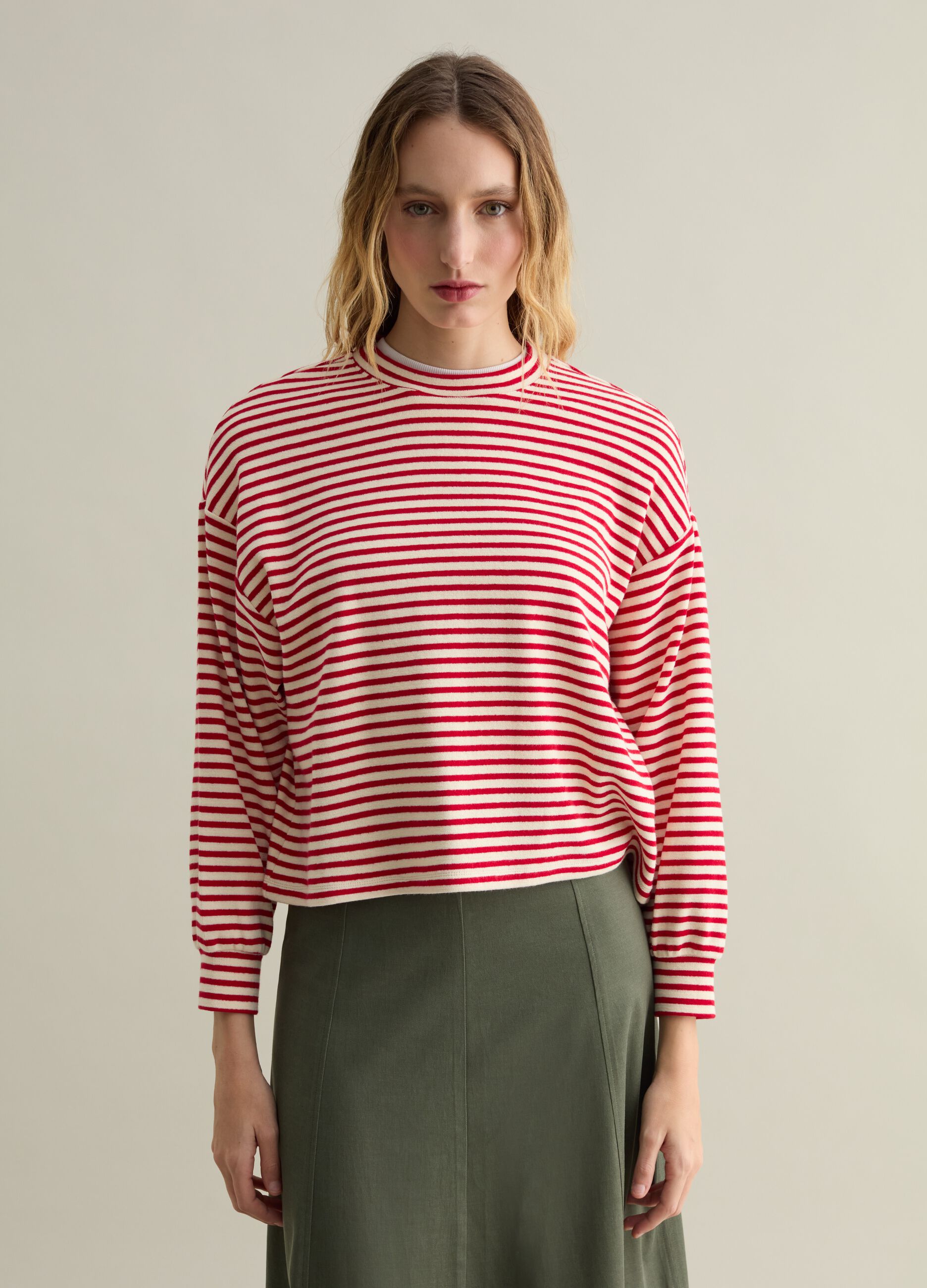Sweatshirt with thin stripes