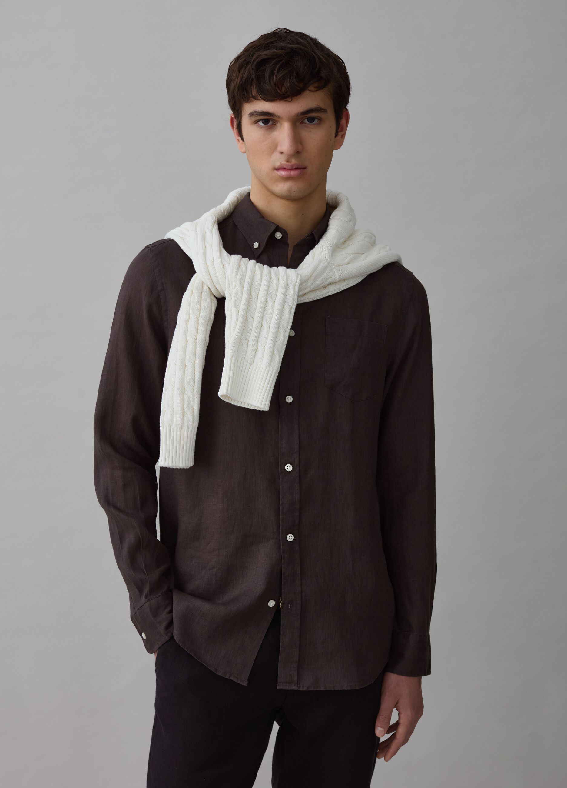 Camisa regular fit de lino con bolsillo_1