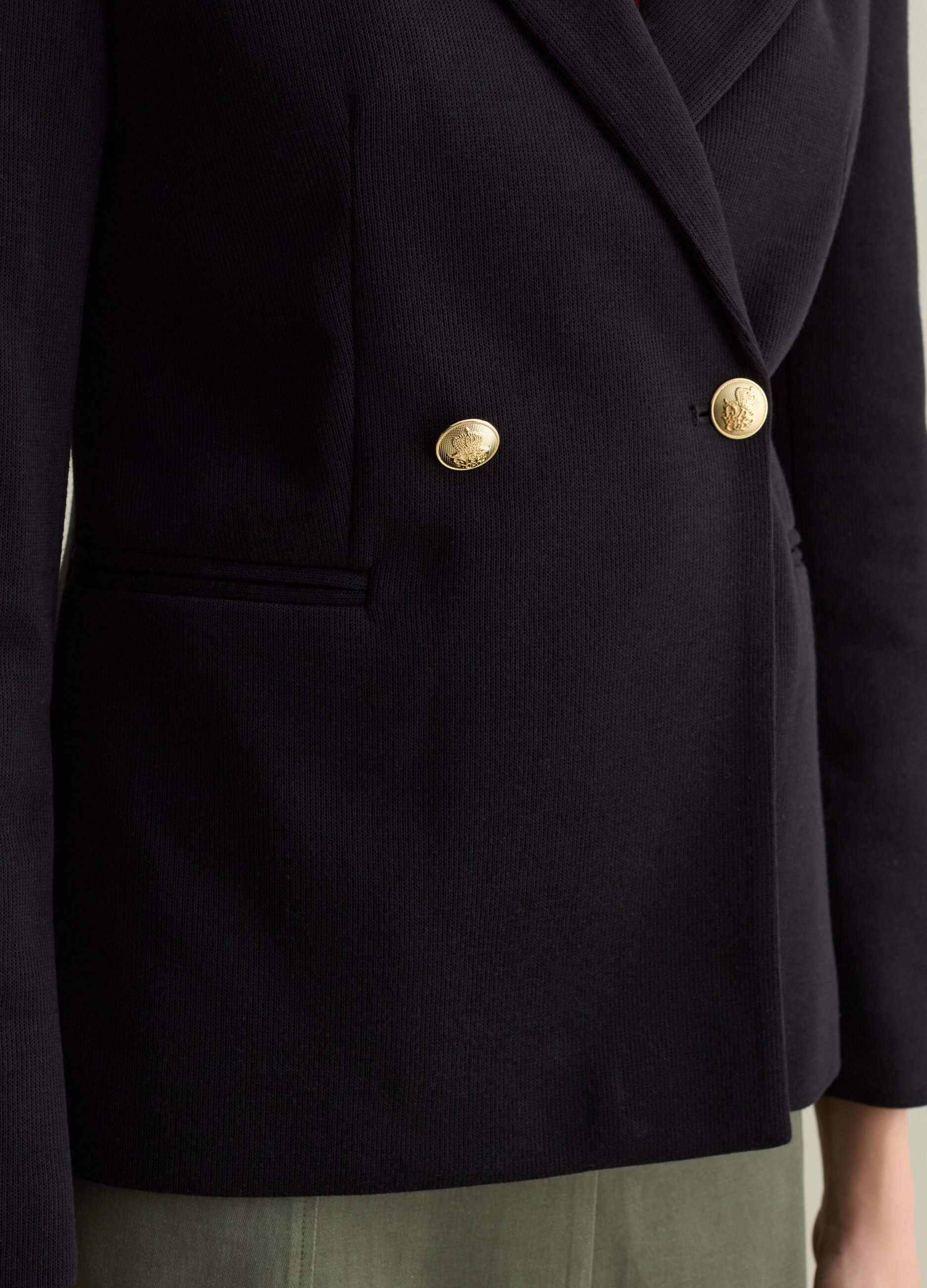 Blazer cruzado de punto con botones dorados