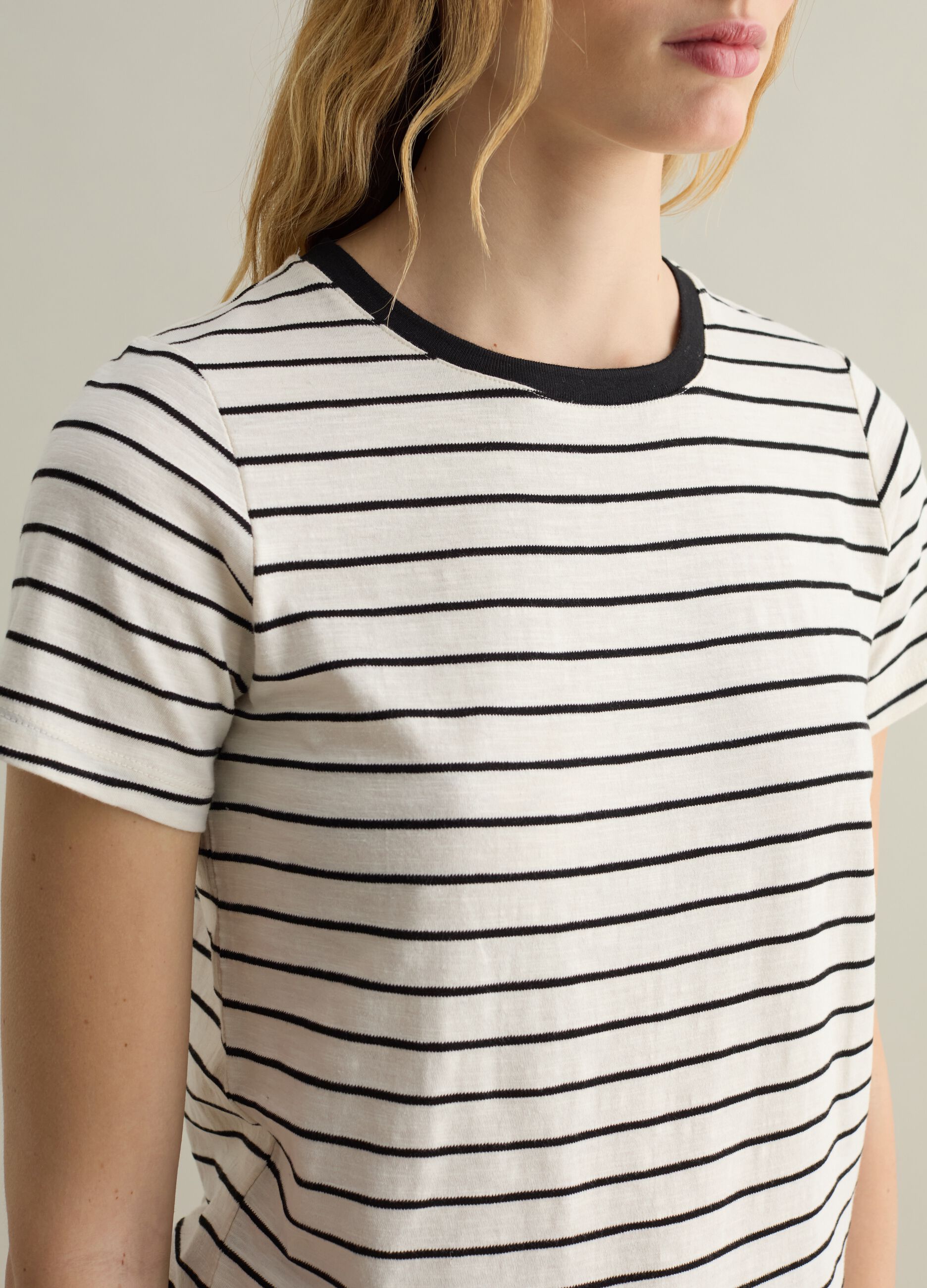 Camiseta cuello redondo con estampado de rayas