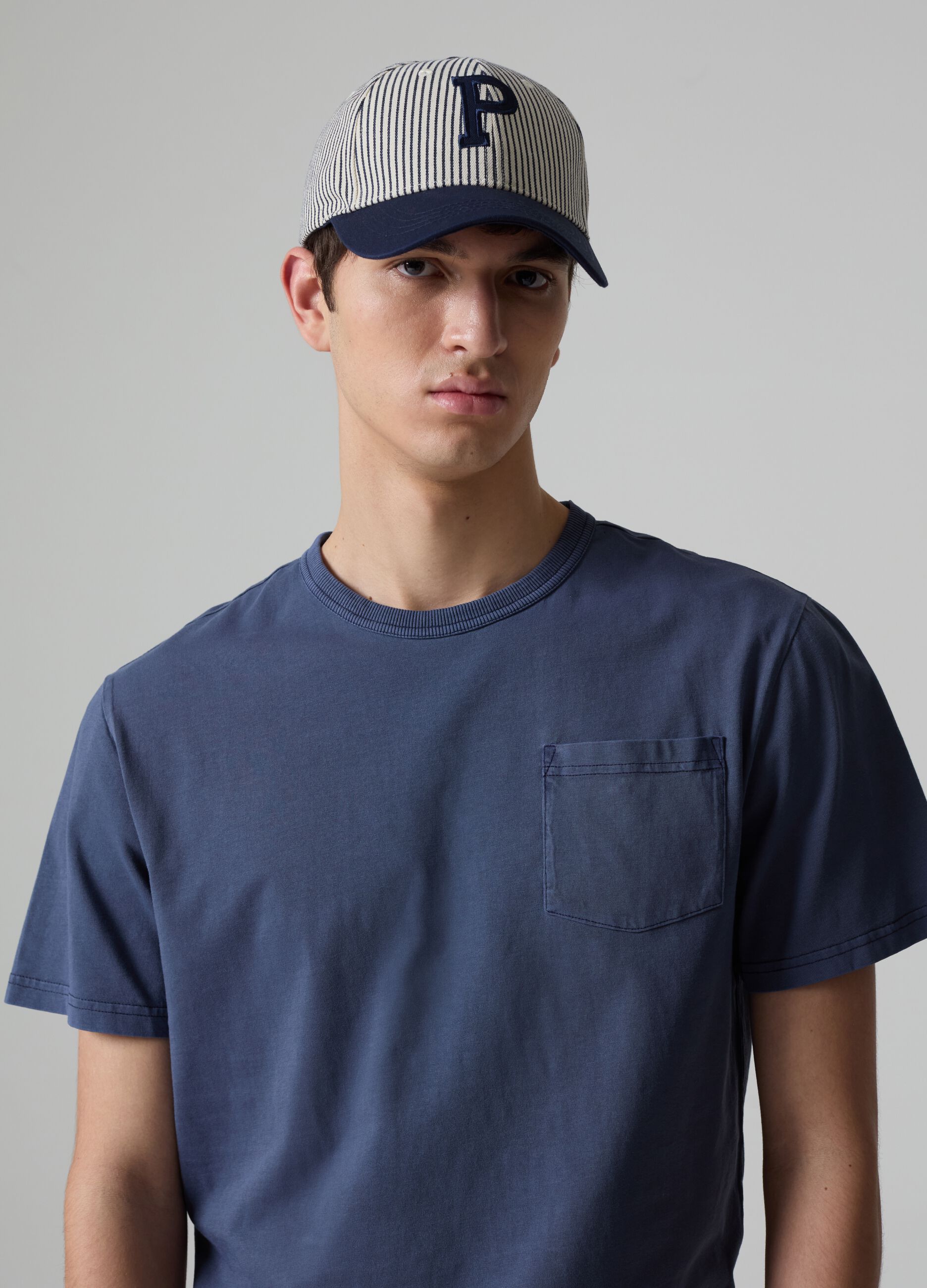 T-shirt with round neck and pocket