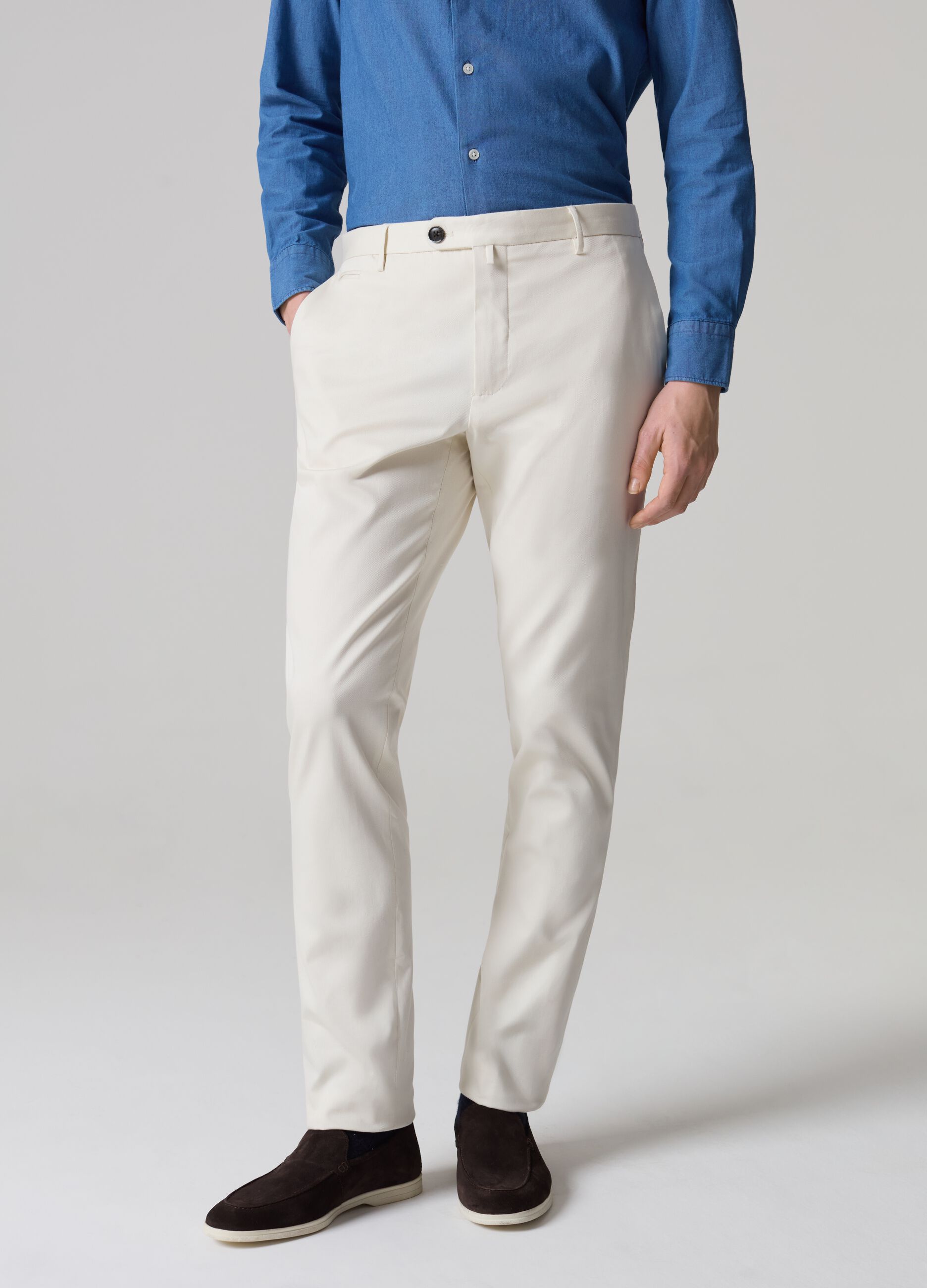 Contemporary chino trousers with five pockets